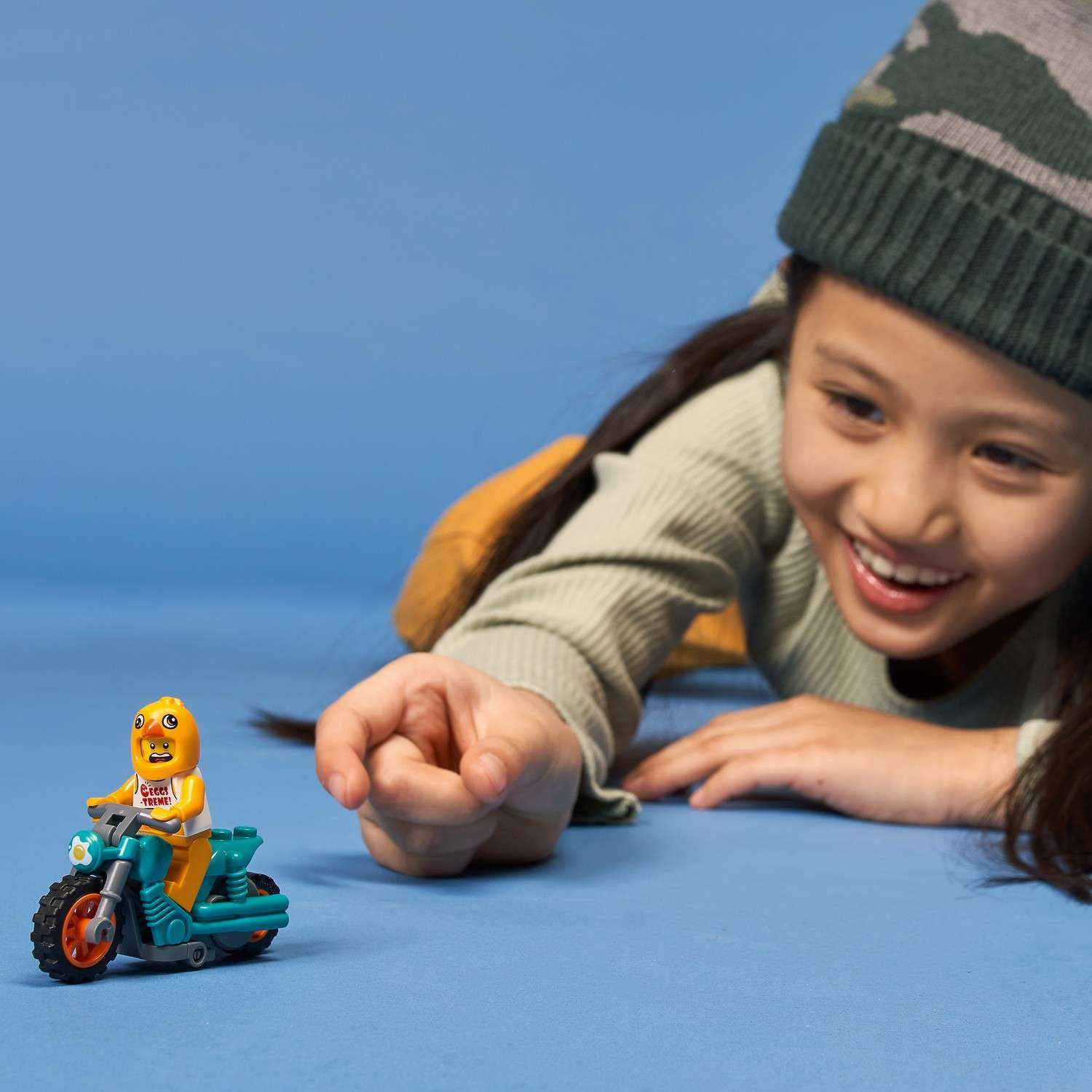 Конструктор LEGO City Chicken Stunt Bike блочный - фото 8