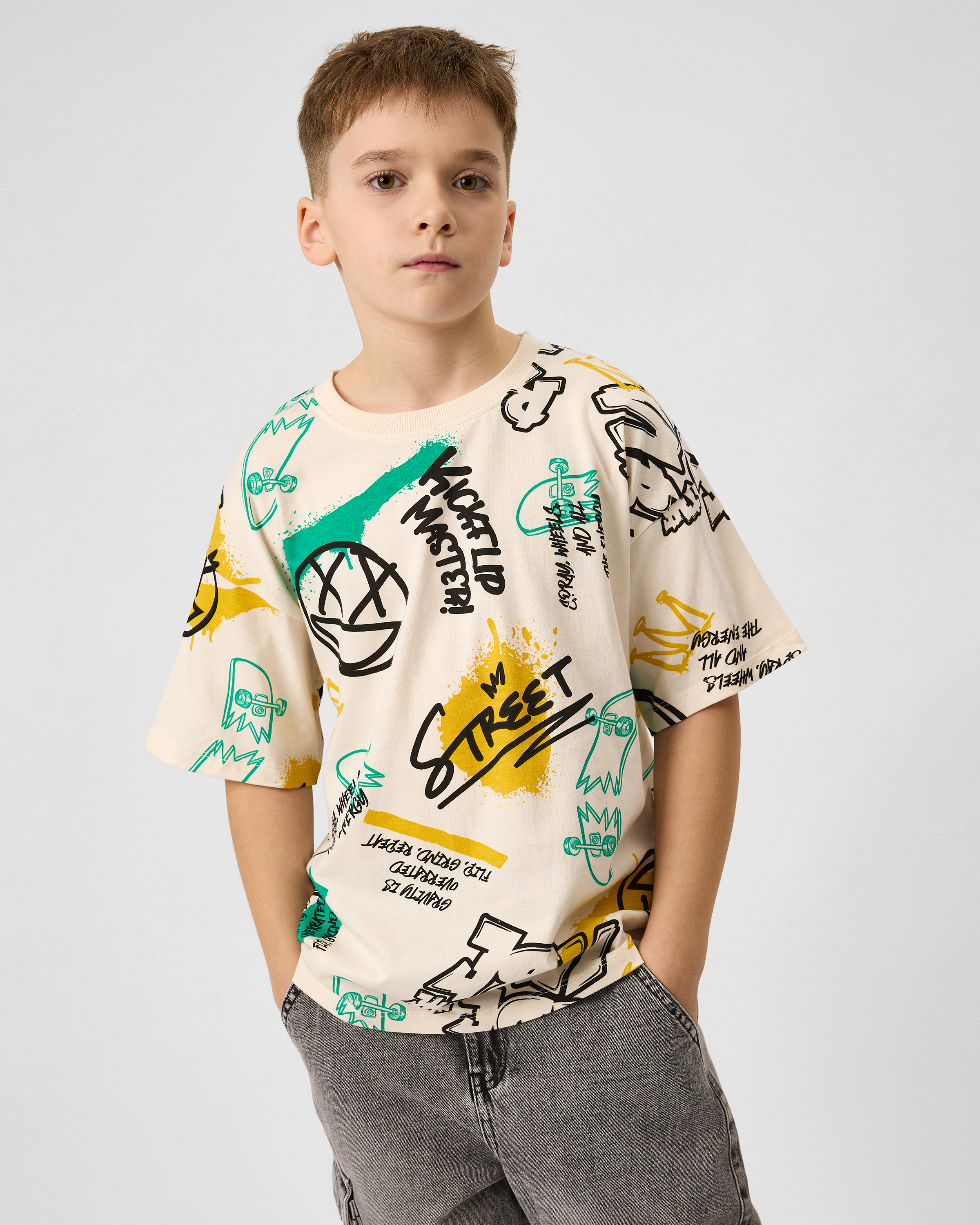 Изображение товара Белая детская футболка Futurino с ярким принтом для мальчика