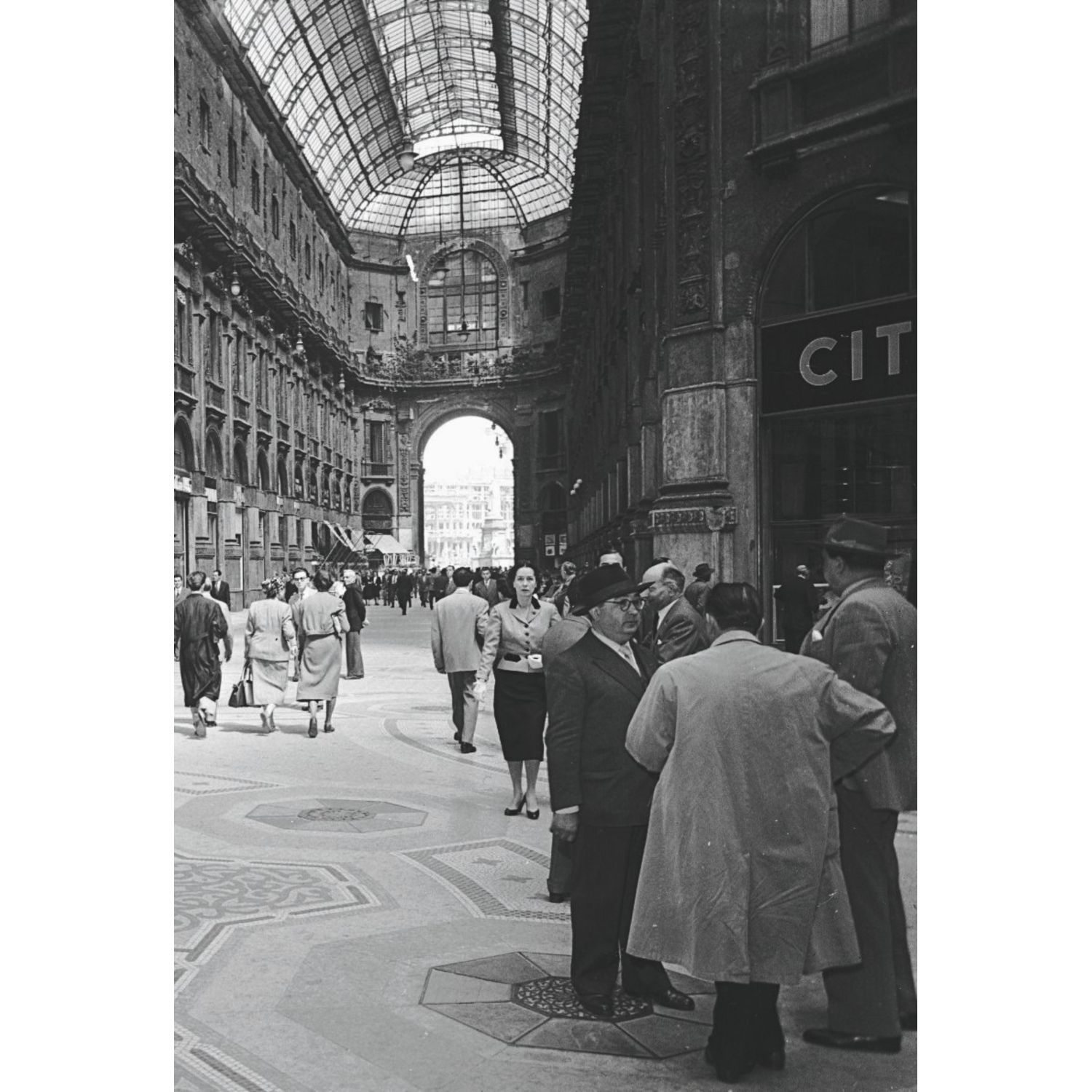 Книга Эксмо PRADA История модного дома - фото 6