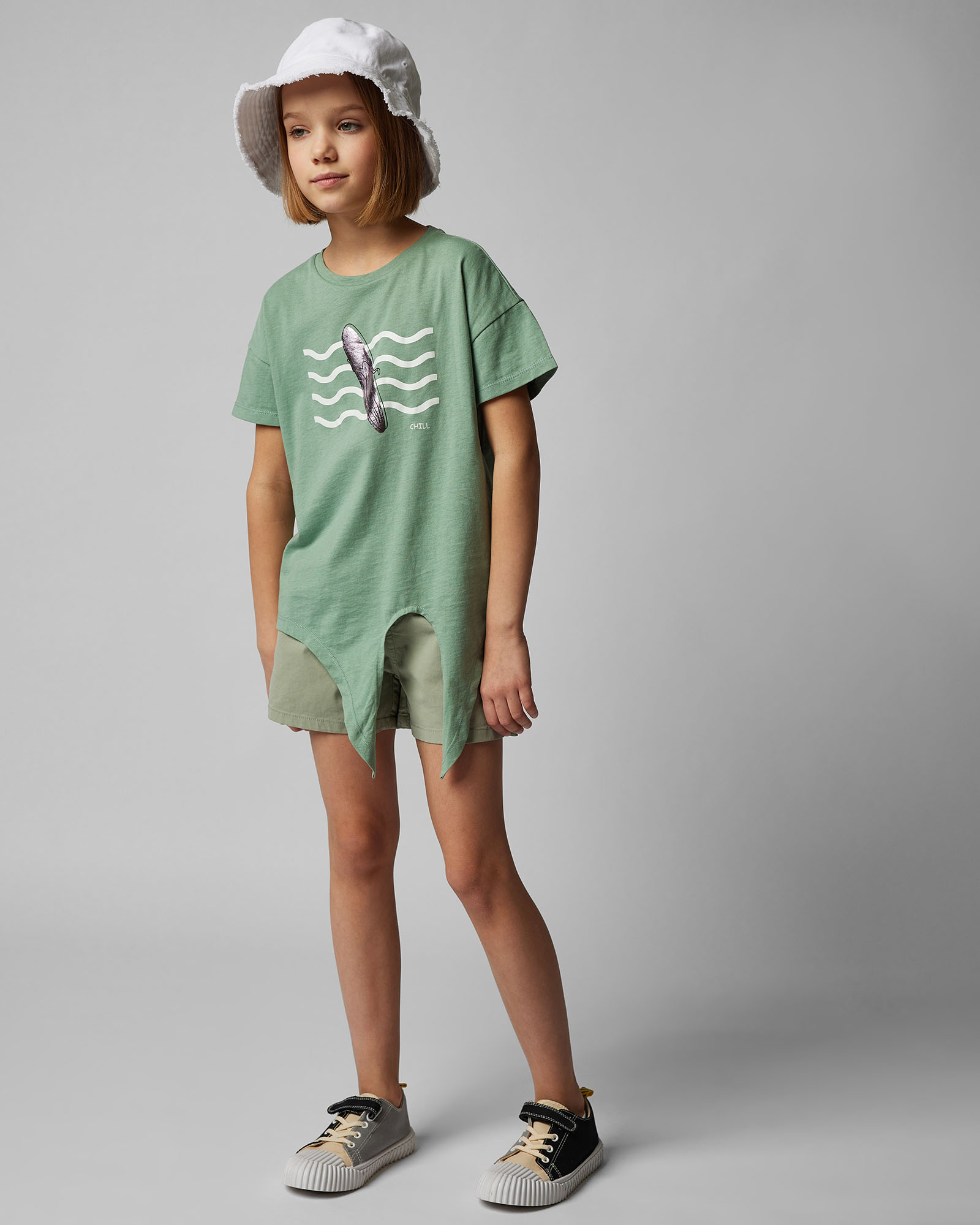 Изображение товара Футболка Futurino Зелёная укороченная с завязками и блестящим принтом