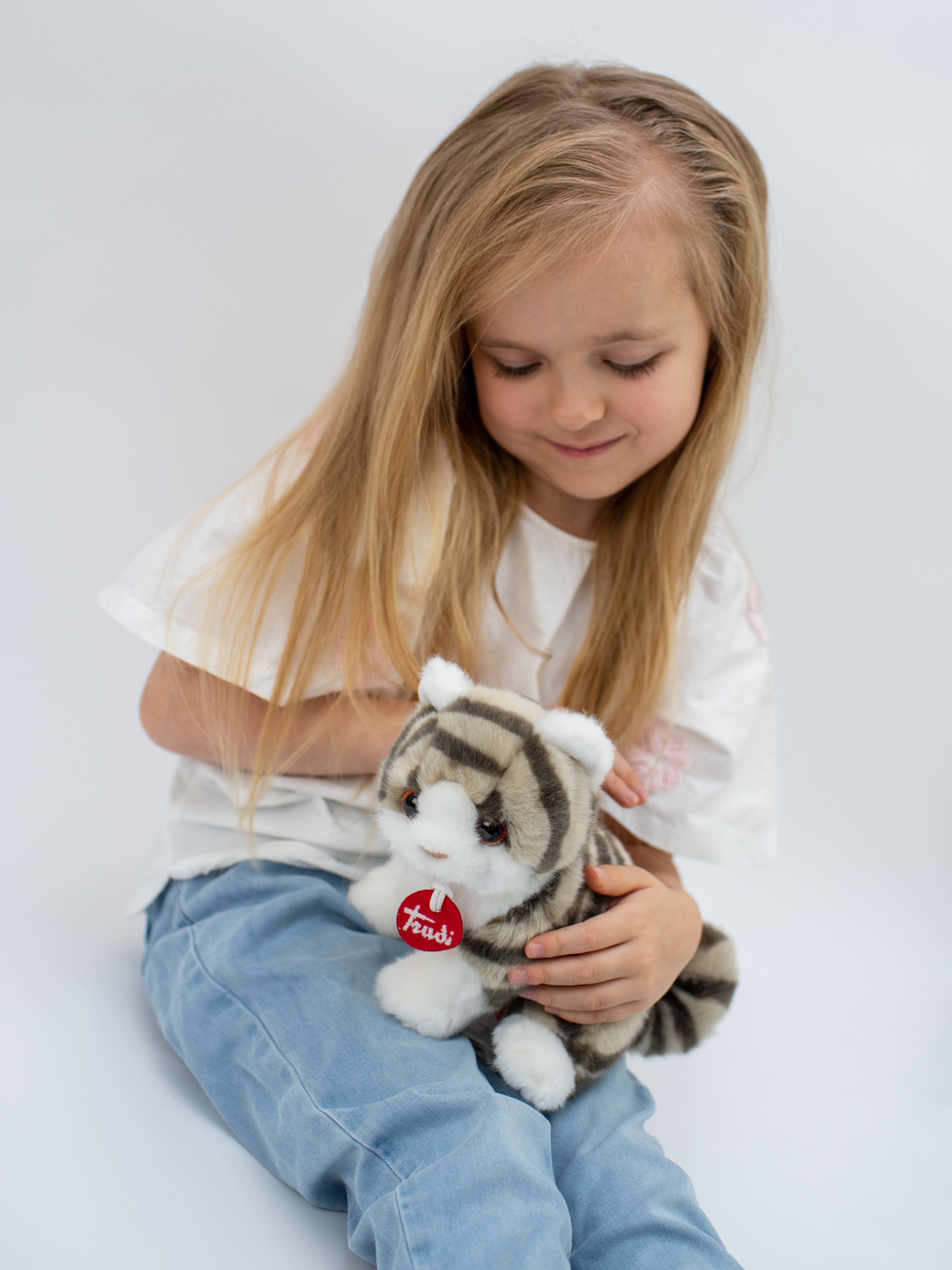 Мягкая игрушка Trudi Котёнок Брэд серо-белый - фото 4