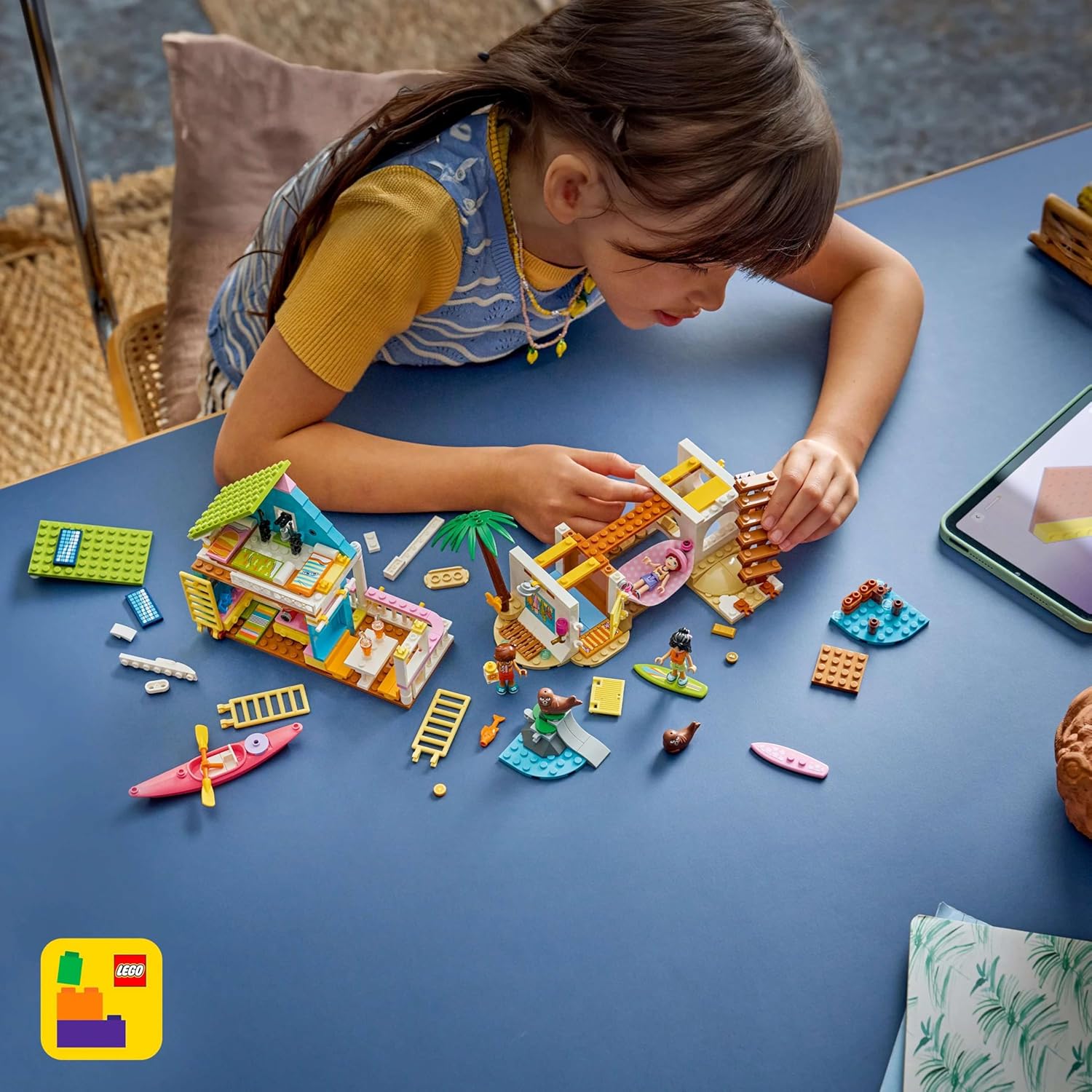 Конструктор LEGO Friends Пляжный домик с тюленями 400 дет. - фото 9