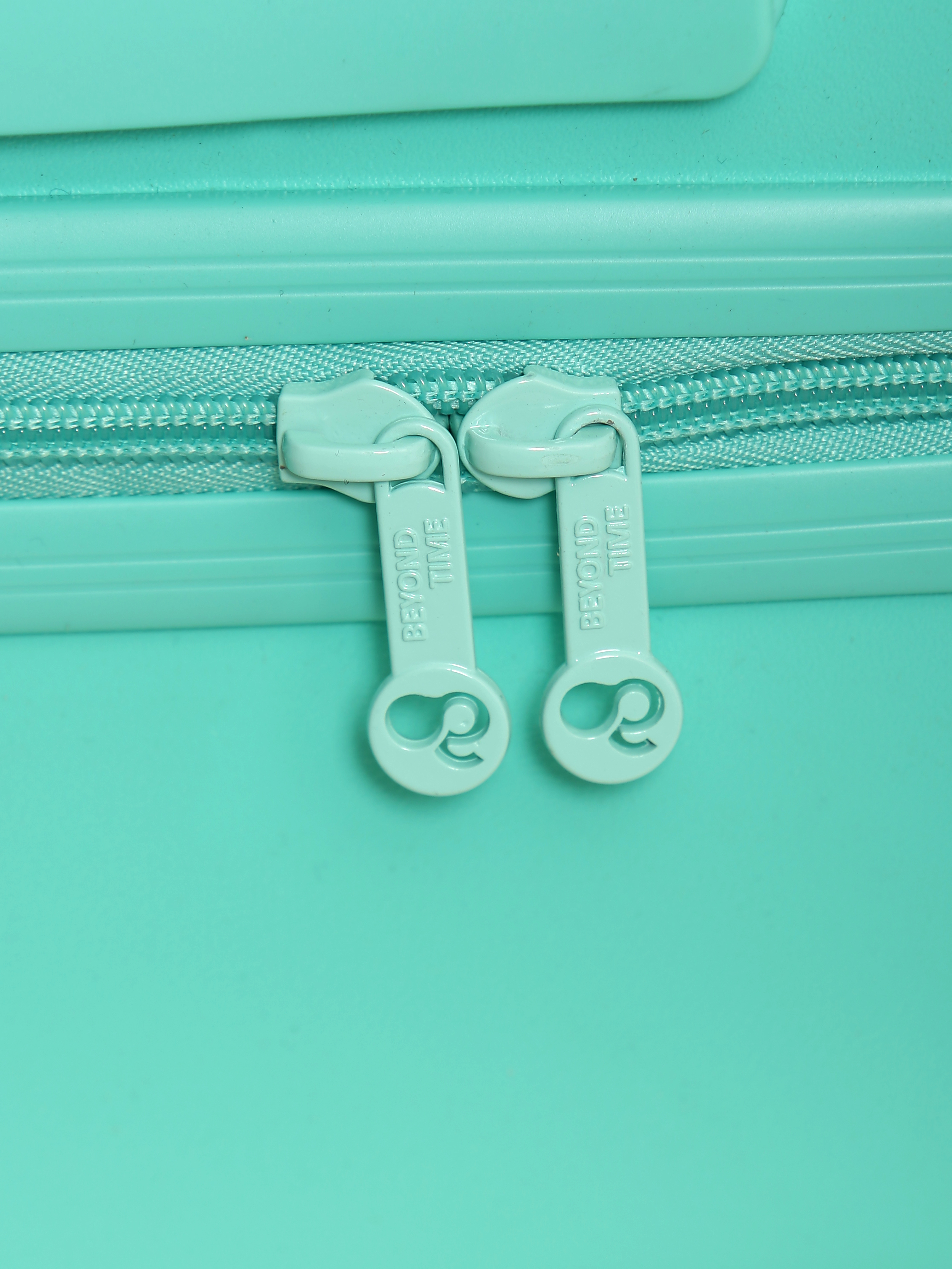 Чемодан Beyond time Модный кролик - фото 11