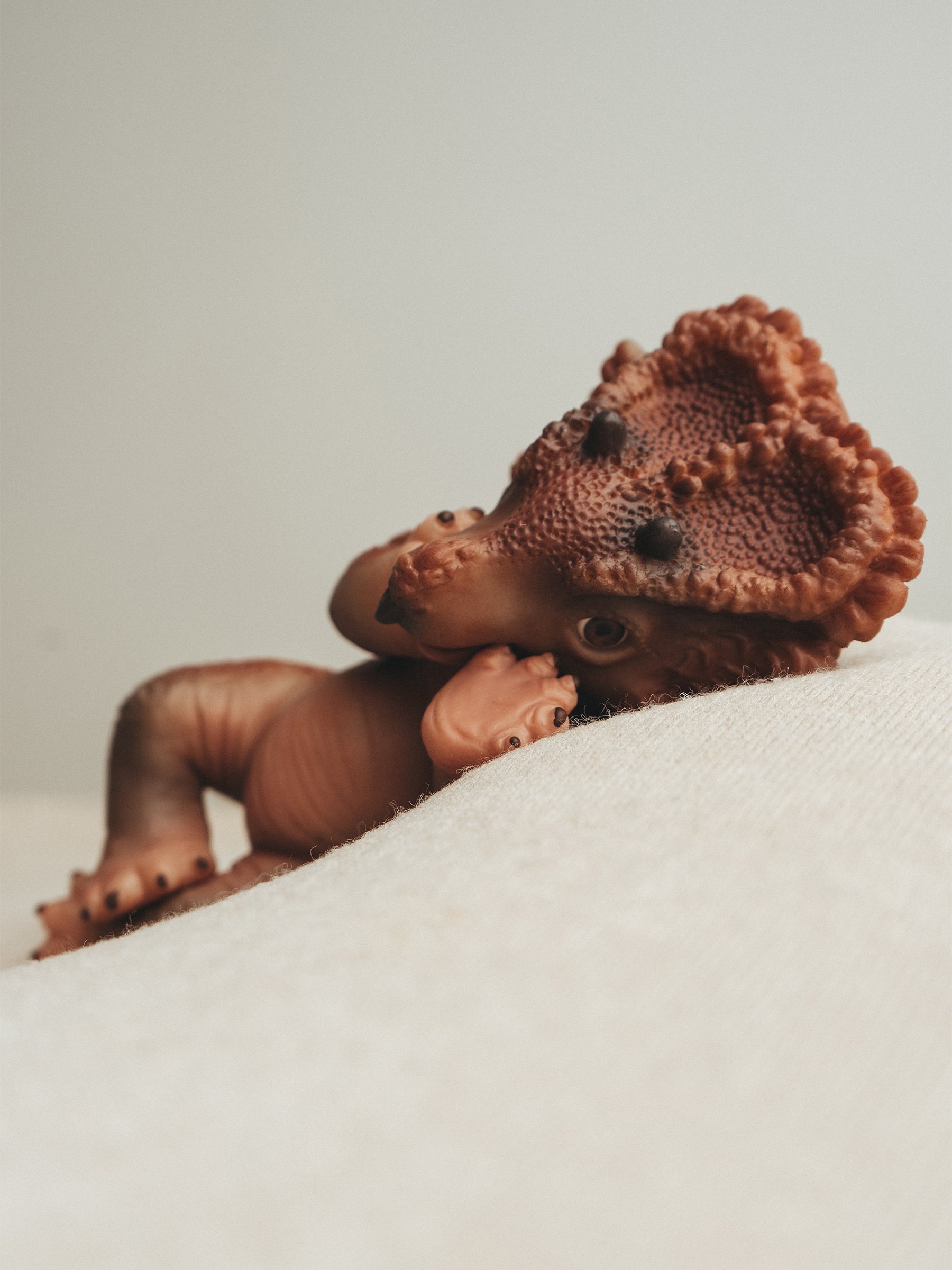 Кукла мини Magic Manufactory Magic Dino Трицератопс высота 24 см 4631163177450 - фото 7