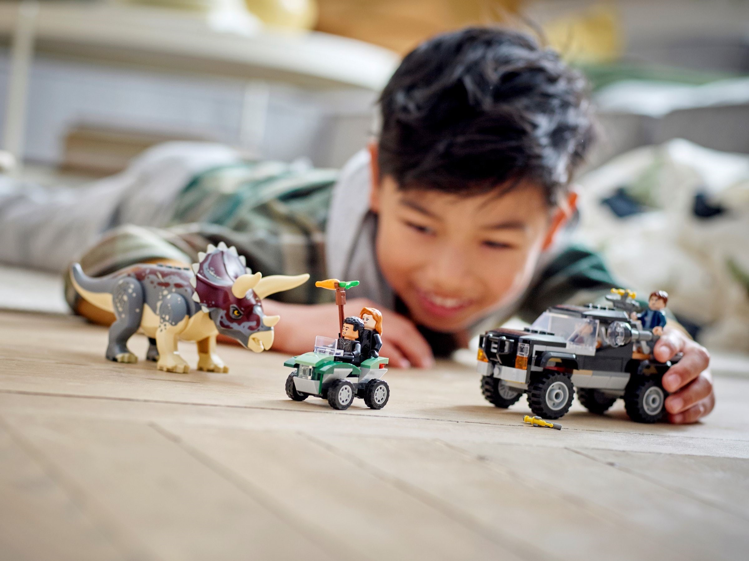 Конструктор LEGO Jurassic World 76950 693 дет. - фото 9