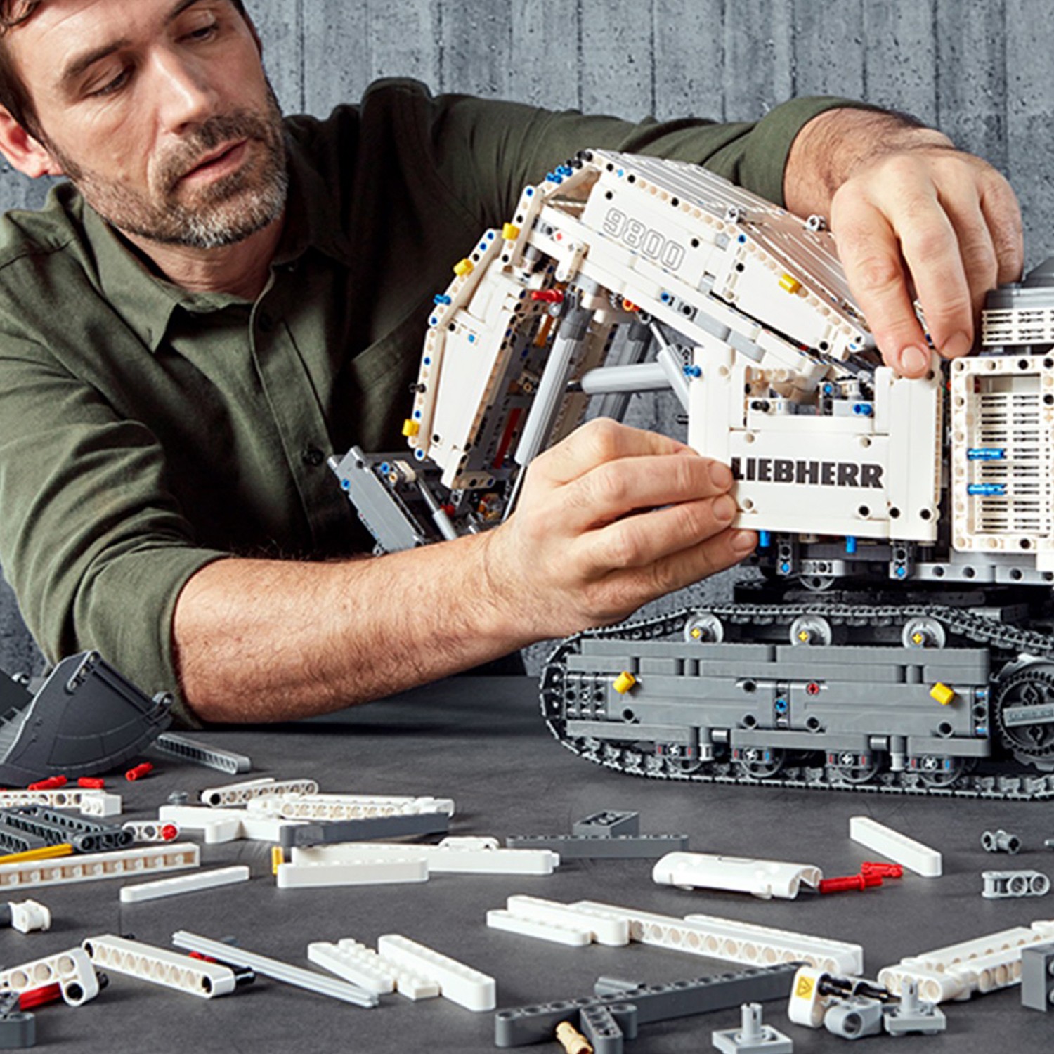 Конструктор LEGO Technic Экскаватор Liebherr R блочный - фото 15
