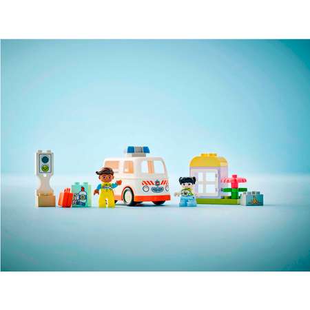 Конструктор LEGO DUPLO Скорая помощь и водитель 19 дет.