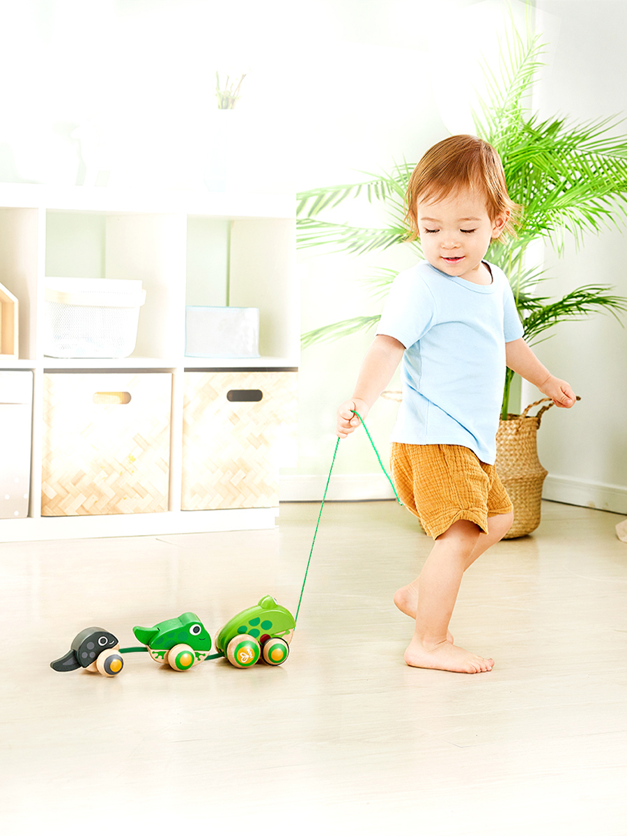 Игрушка Hape каталка Семья лягушек на прогулке - фото 3