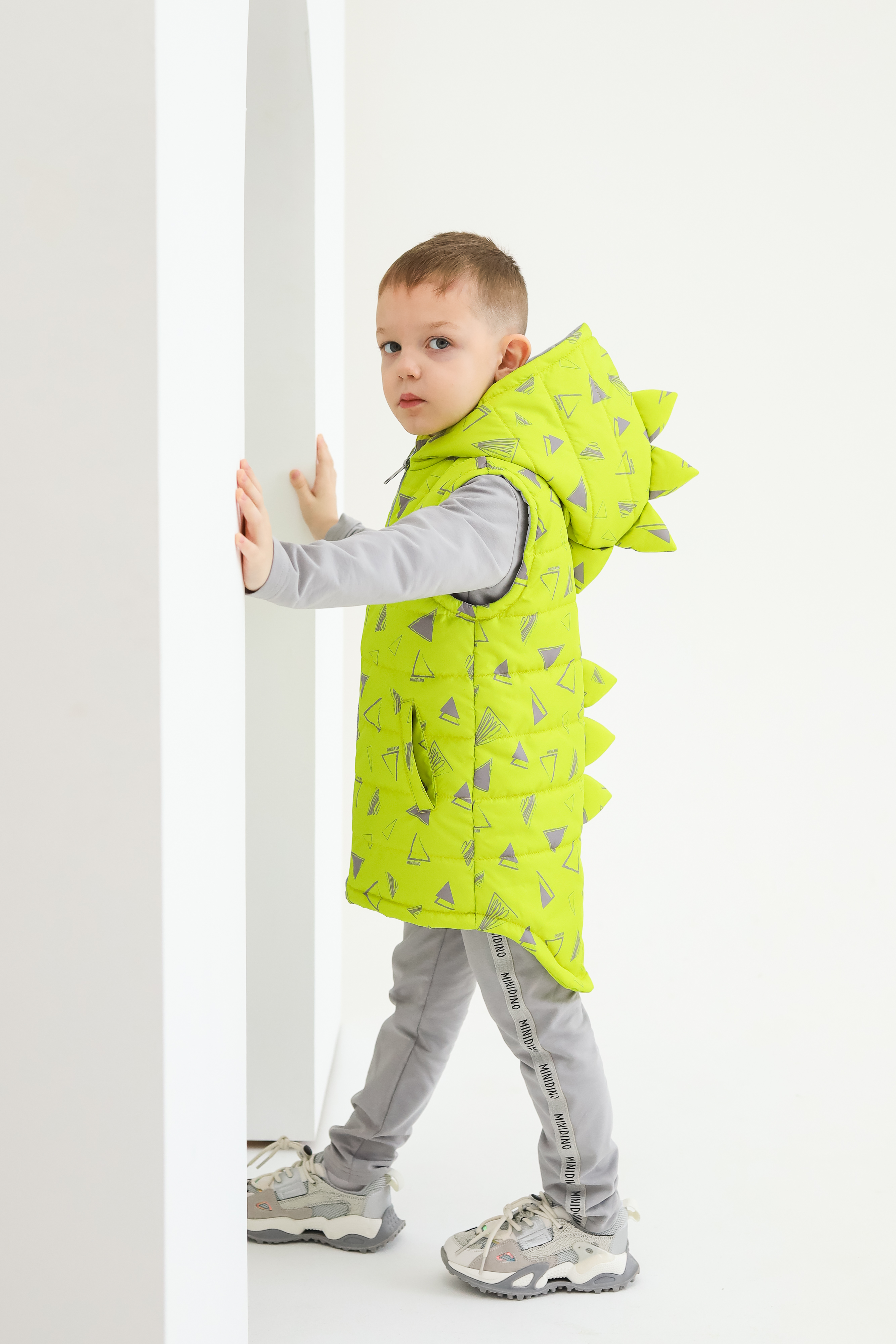 Жилет MINIDINO М010/1/ДЖилет утепленный детский Дино принт треугольник лайм - фото 3