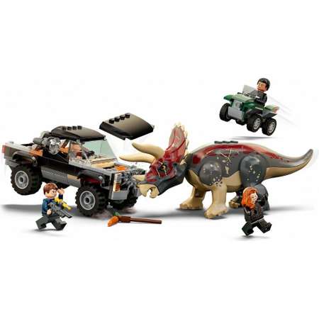 Конструктор LEGO Jurassic World Нападение Трицератопс на пикап блочный