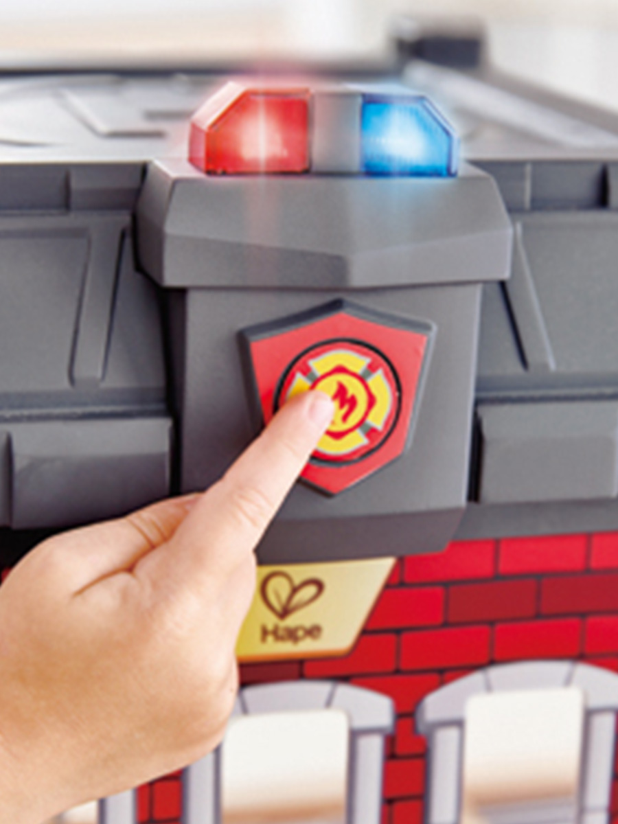 Игрушка Hape Пожарный (инструменты, экипировка) - фото 7