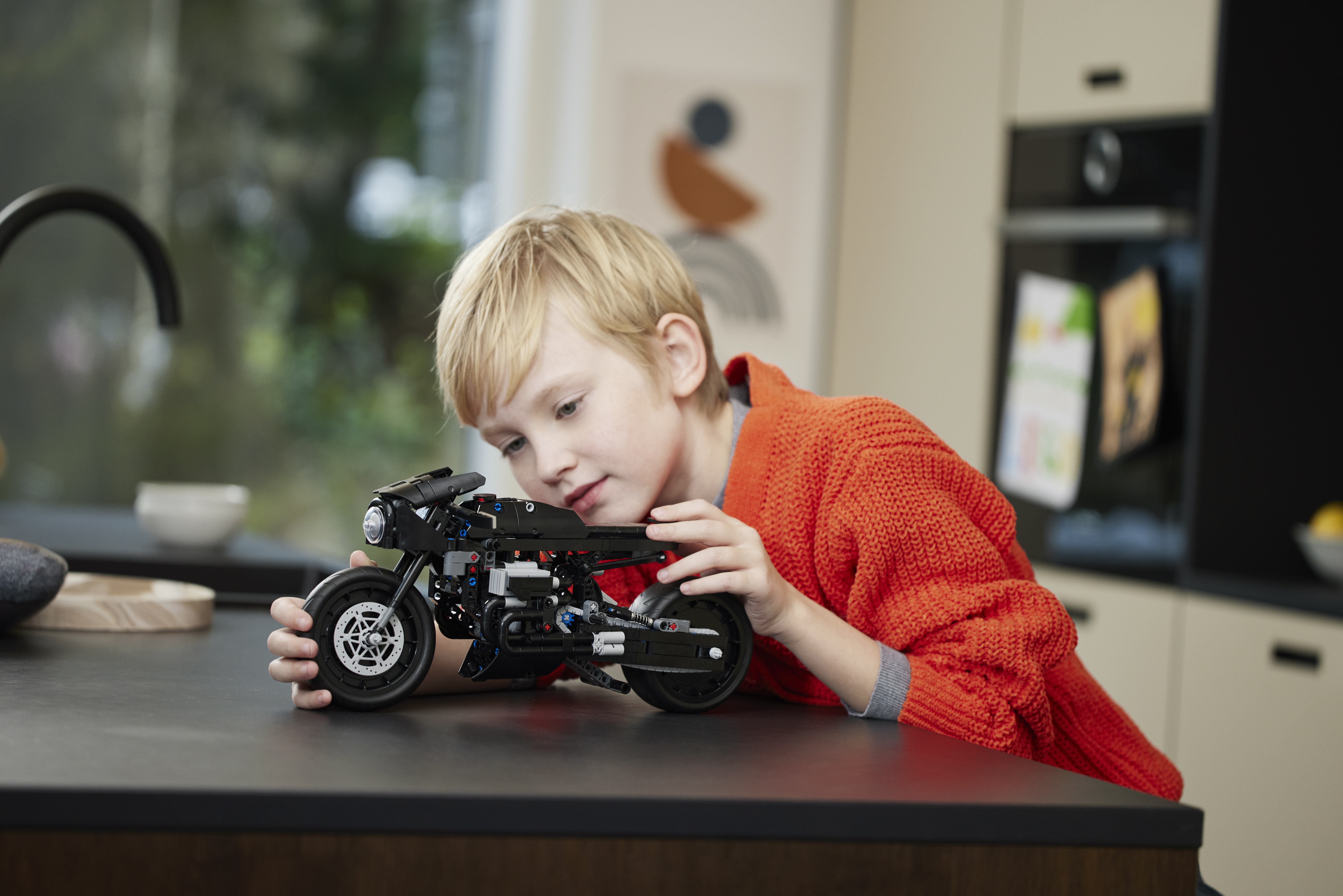 Конструктор LEGO Technic The Batman Batcycle 641 дет. - фото 10