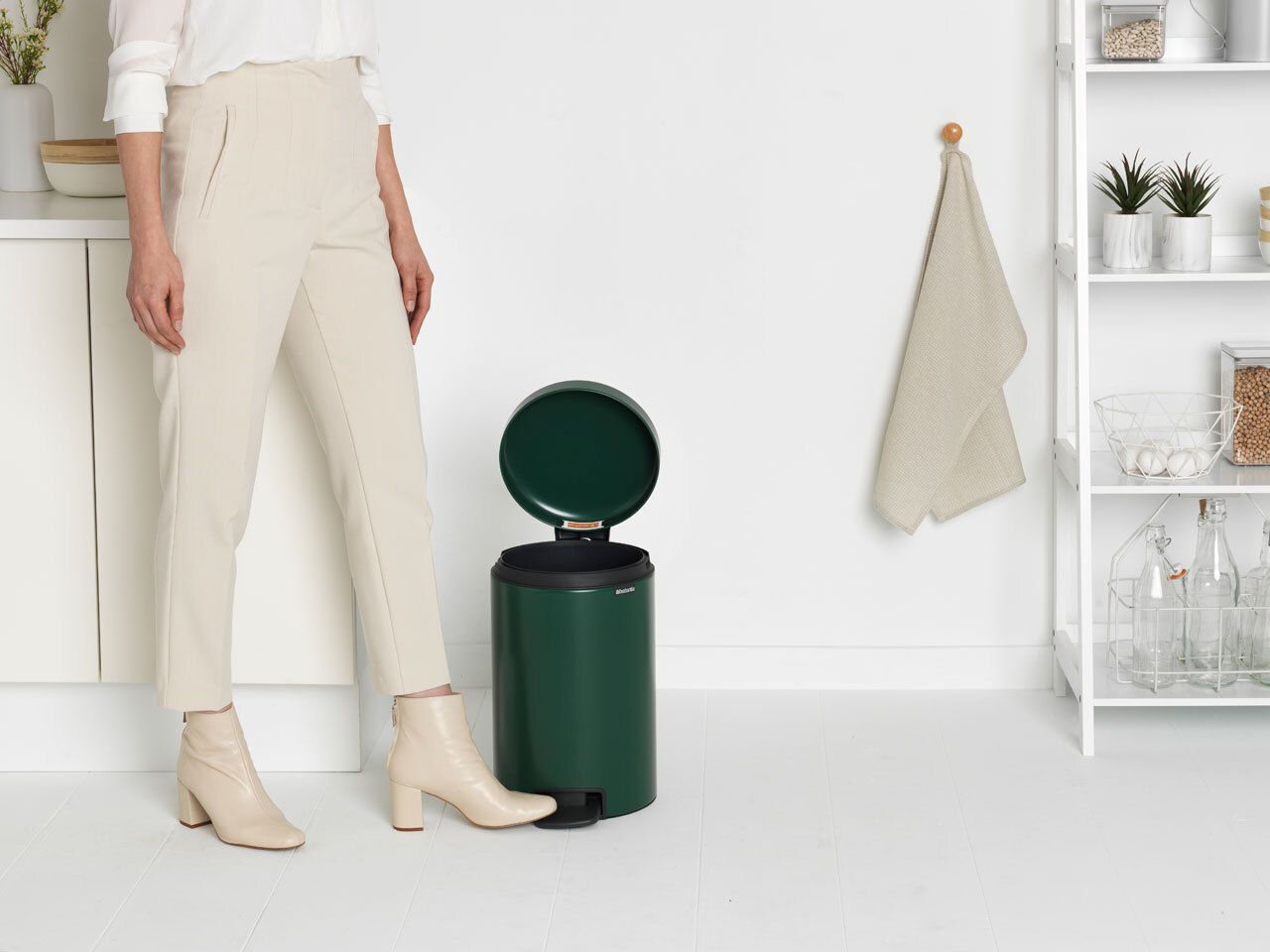 Бак мусорный Brabantia NewIcon с педалью зеленая сосна 12л 304040 - фото 7