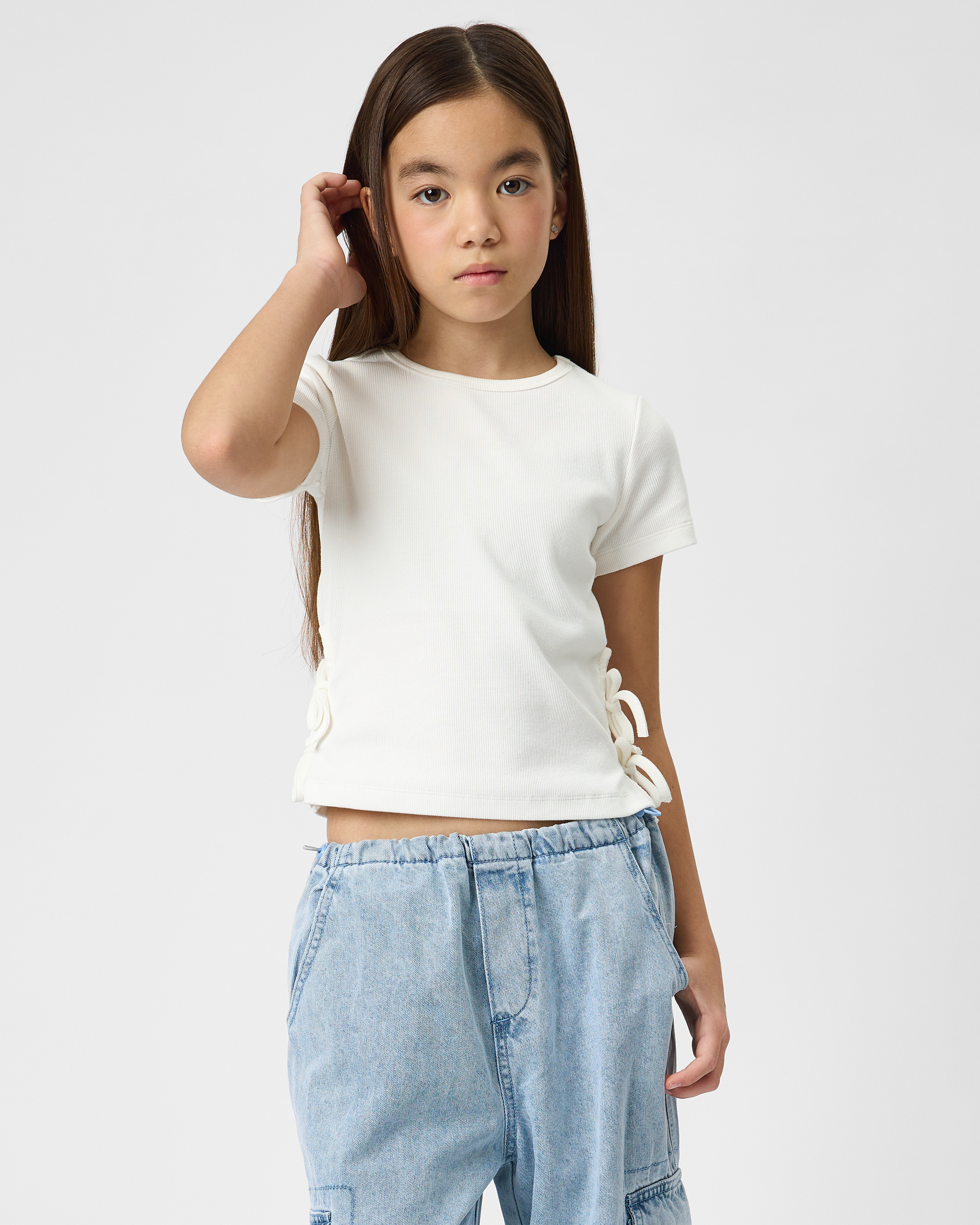 Изображение товара Футболка для девочки Futurino 134 белая с разрезами и бантиками