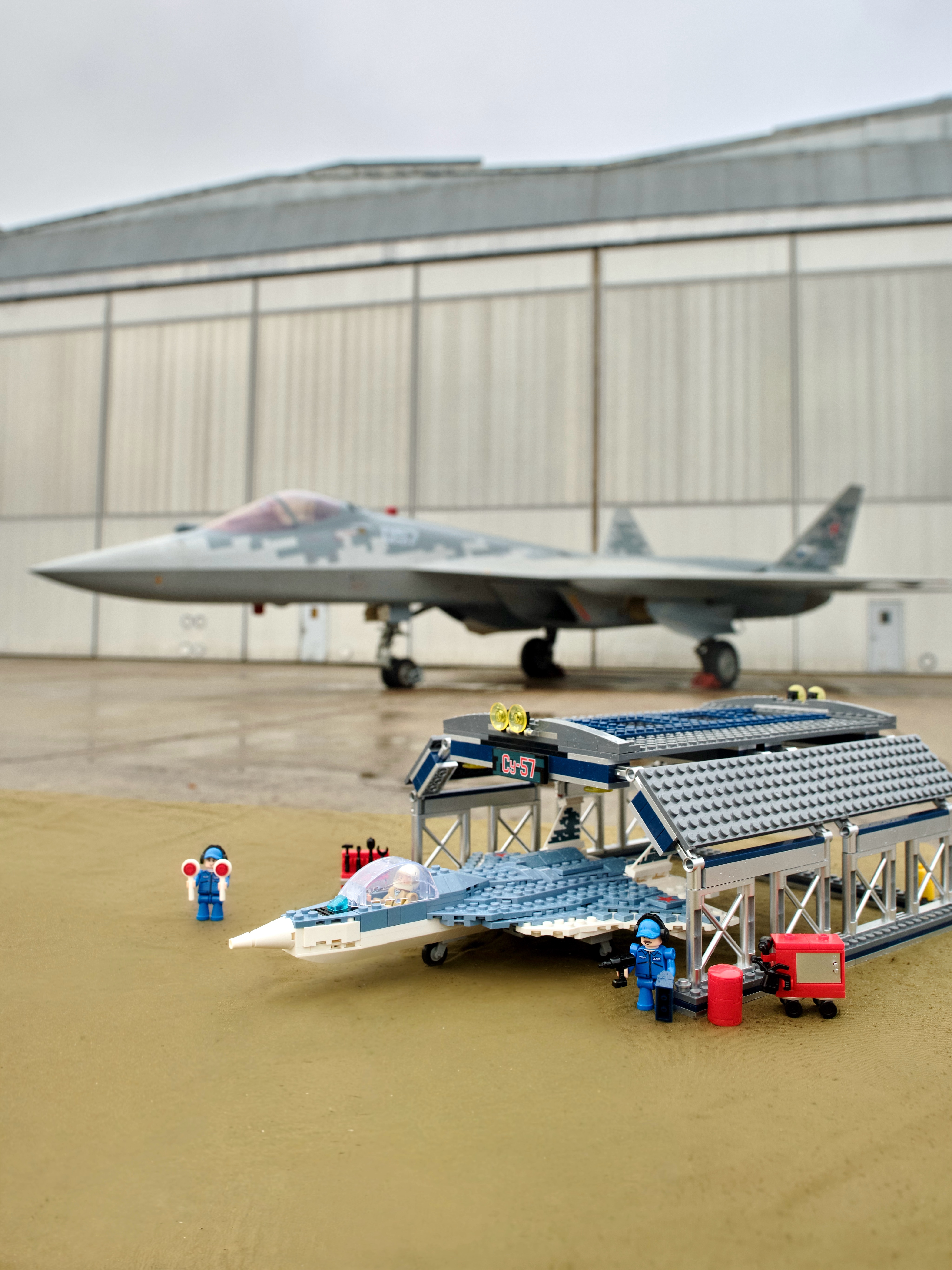Конструктор brick labs City самолет СУ-57 с ангаром 657 дет. - фото 16