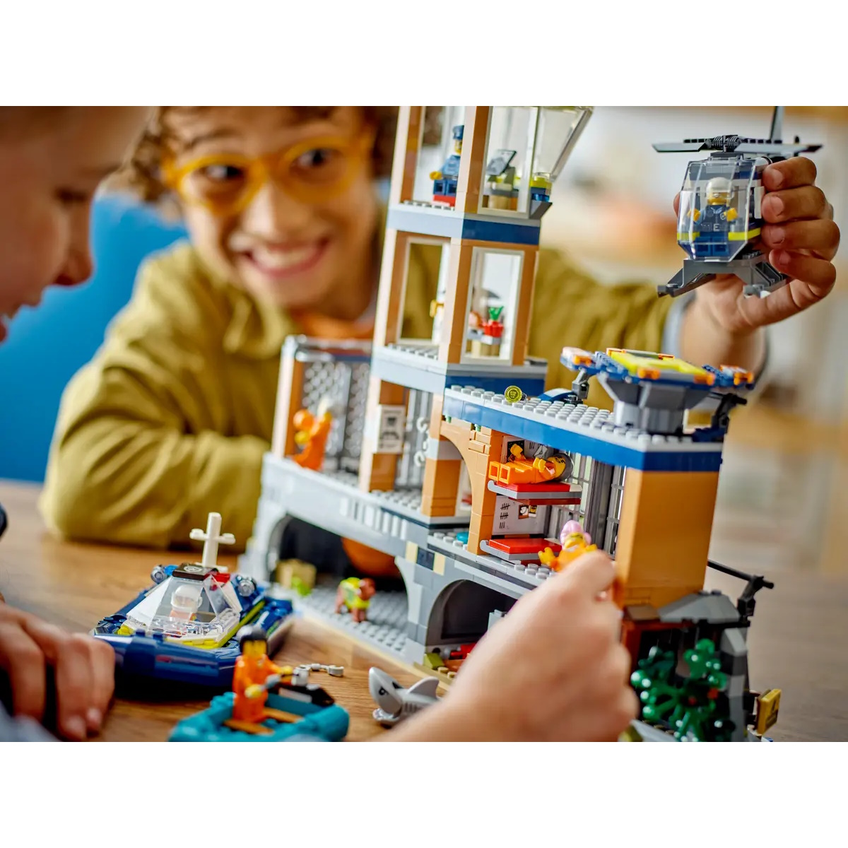 Конструктор LEGO City Police Prison Island - фото 10