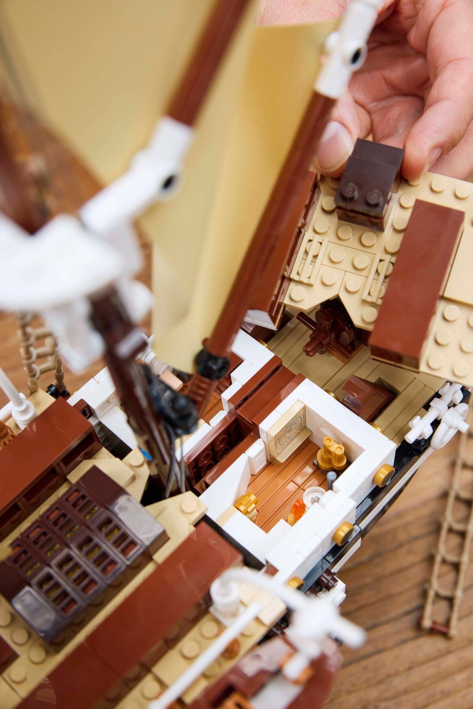 Конструктор LEGO Icons 10335 3011 дет. - фото 7