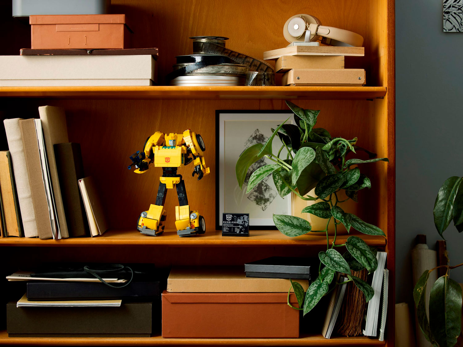 Конструктор LEGO Icons Bumblebee 950 дет. - фото 15