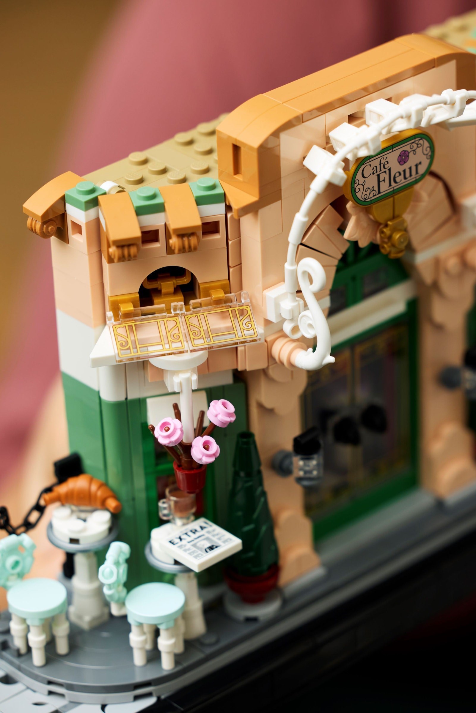 Конструктор LEGO Icons 10362 1101 дет. - фото 4