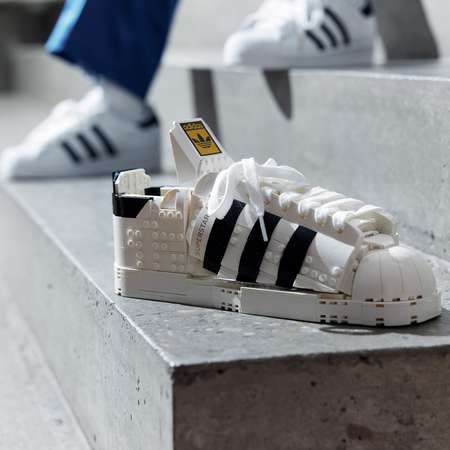 Конструктор LEGO Icons Кроссовки adidas Originals блочный