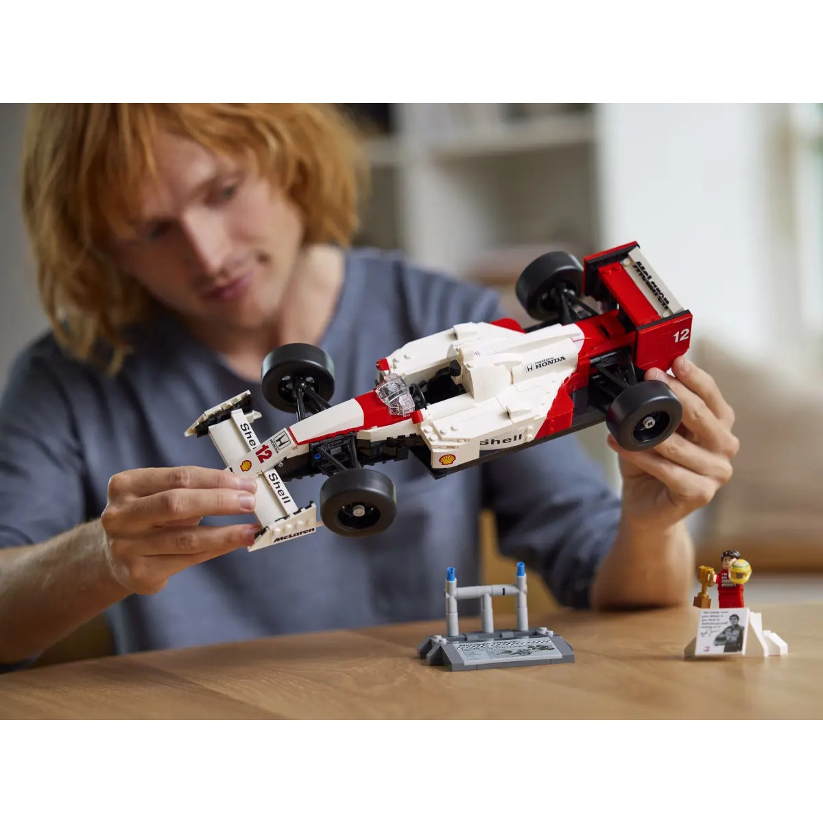 Конструктор LEGO Icons McLaren MP4/4 и Айртон Сенна блочный - фото 12