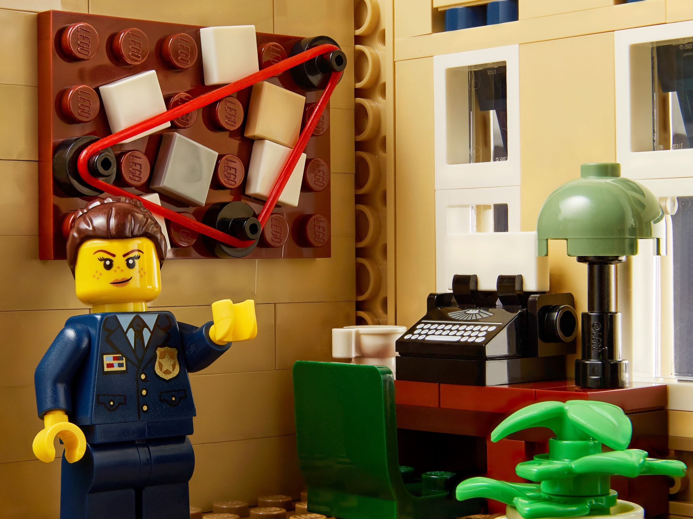 Конструктор LEGO Icons 10278 2923 дет. - фото 8