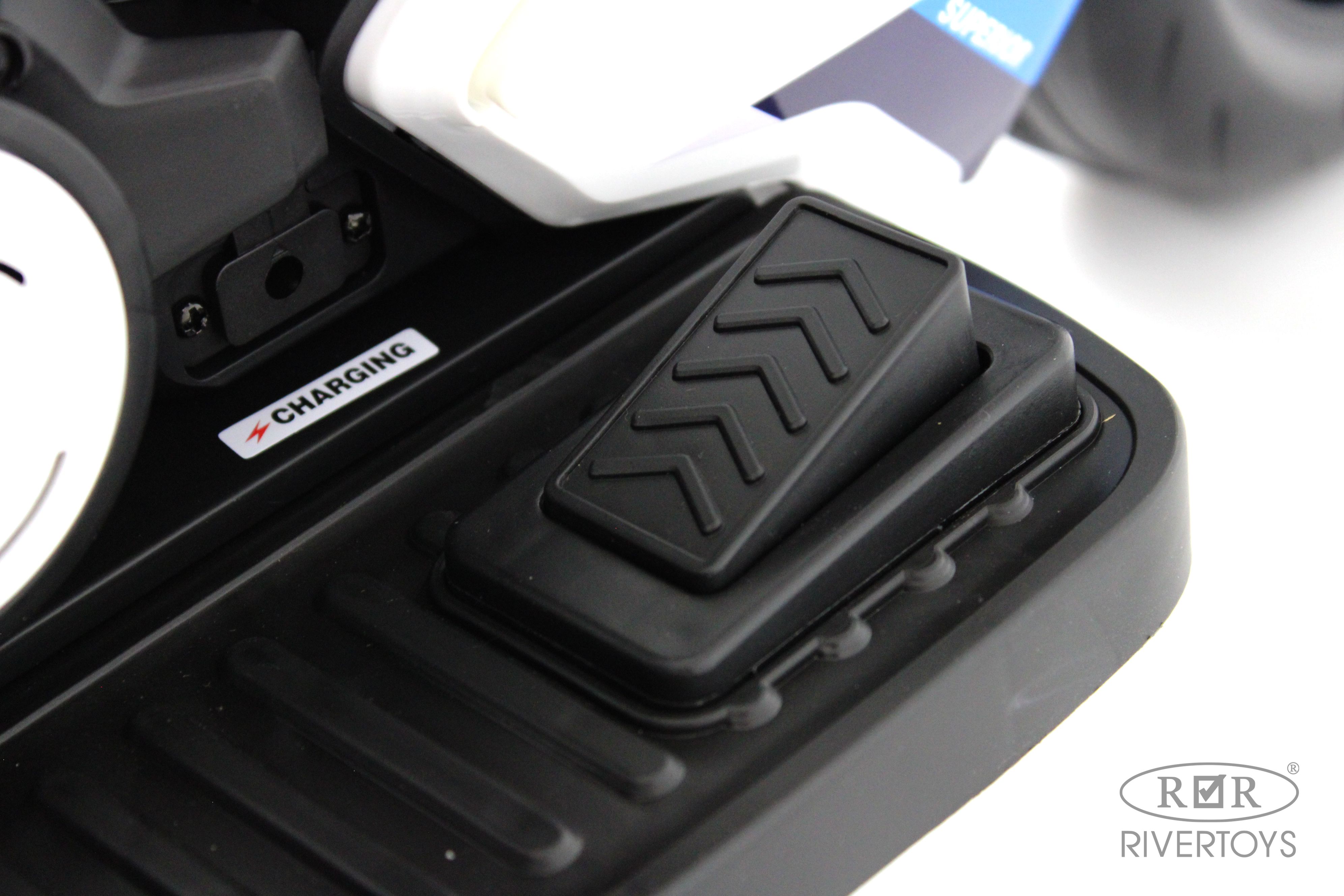 Электромобиль RIVERTOYS K002PX-A-WHITE - фото 11