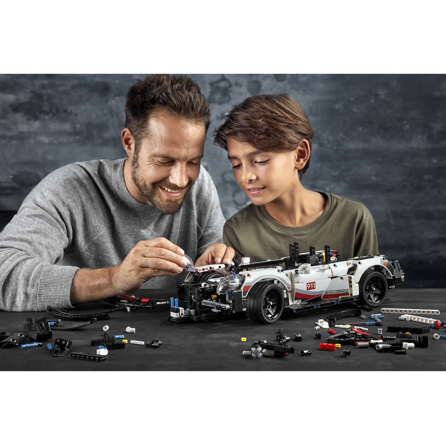 Конструктор LEGO Technic Porsche 911 RSR 1580 дет. - фото 11