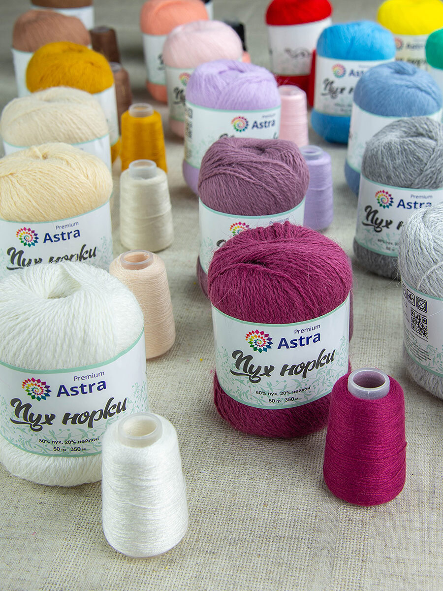 Пряжа Astra Premium Пух норки Mink yarn воздушная с ворсом 50 г 290 м 010 ярко-красный 1 моток - фото 15