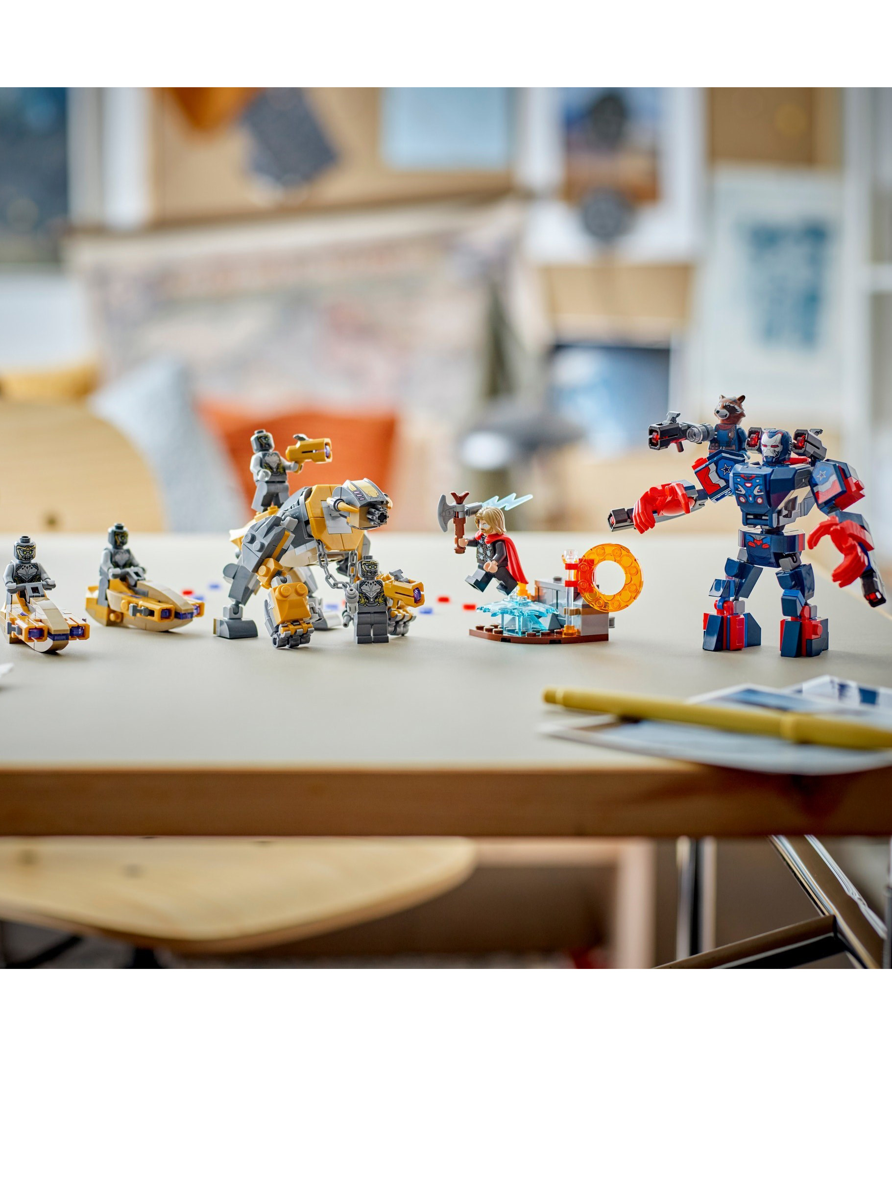Конструктор LEGO Marvel Super Heroes Тор против Читаури 373 дет. - фото 4