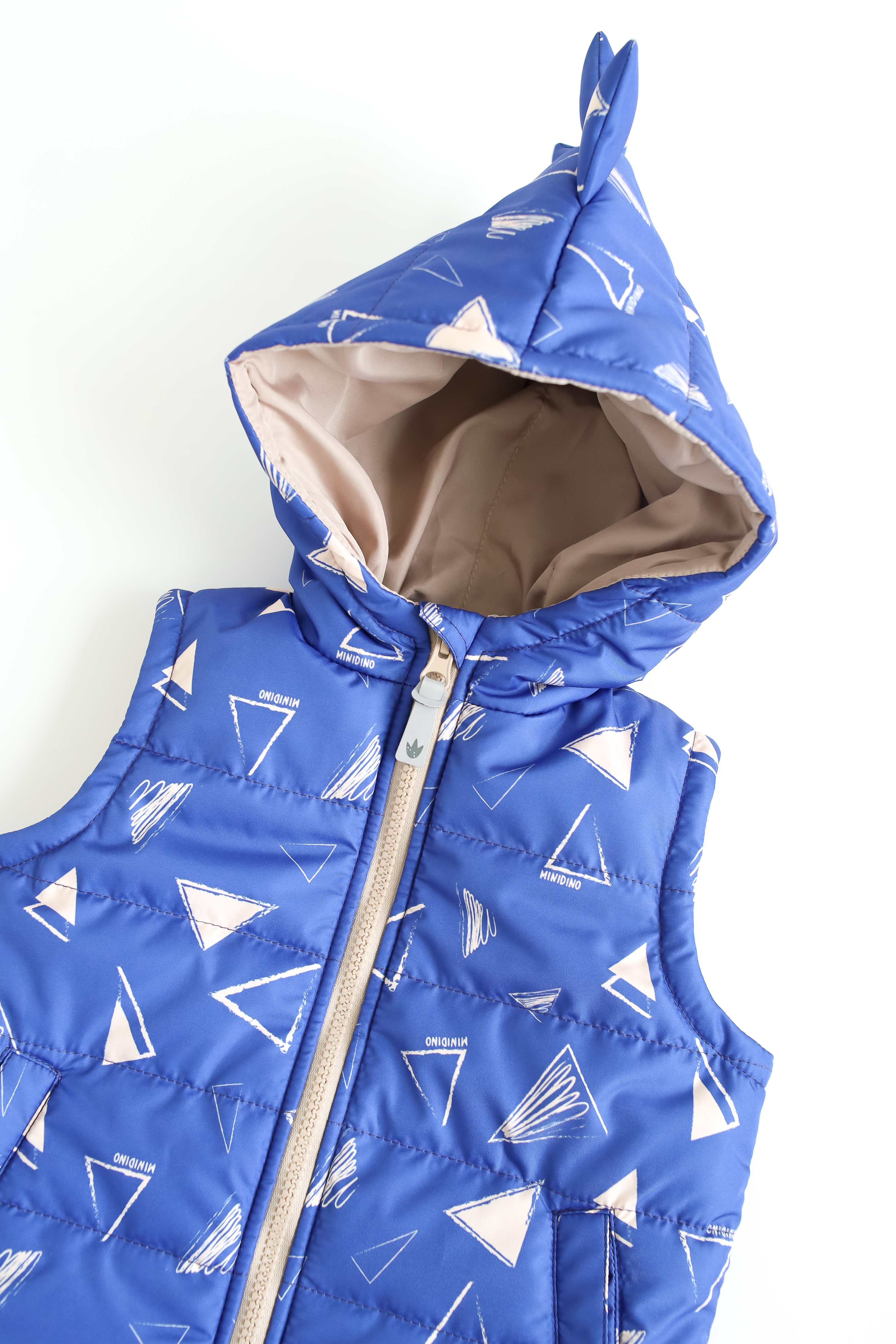 Жилет MINIDINO М010/1/ДЖилет утепленный детский Дино принт треугольник кобальт - фото 10