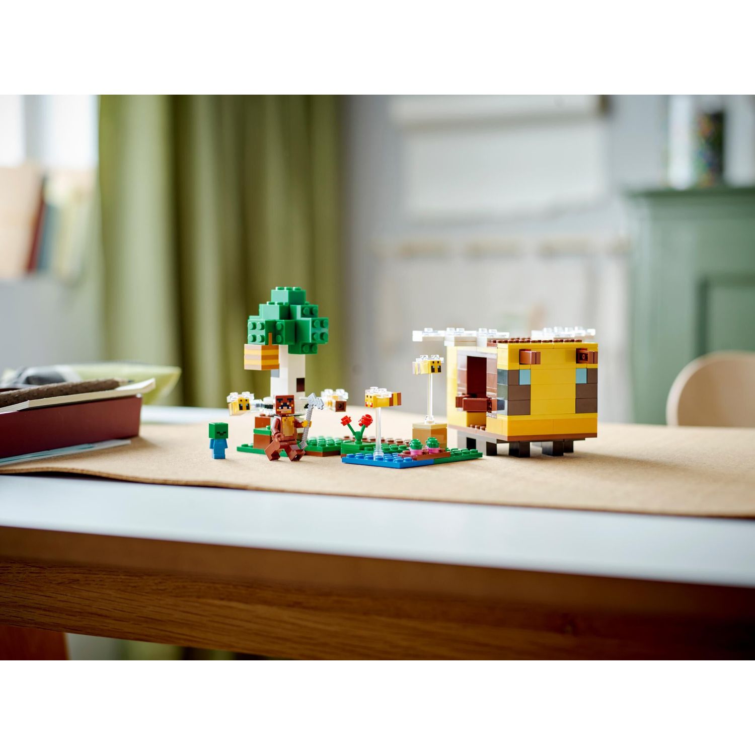 Конструктор LEGO Minecraft Пчелиный коттедж 254 дет. - фото 11