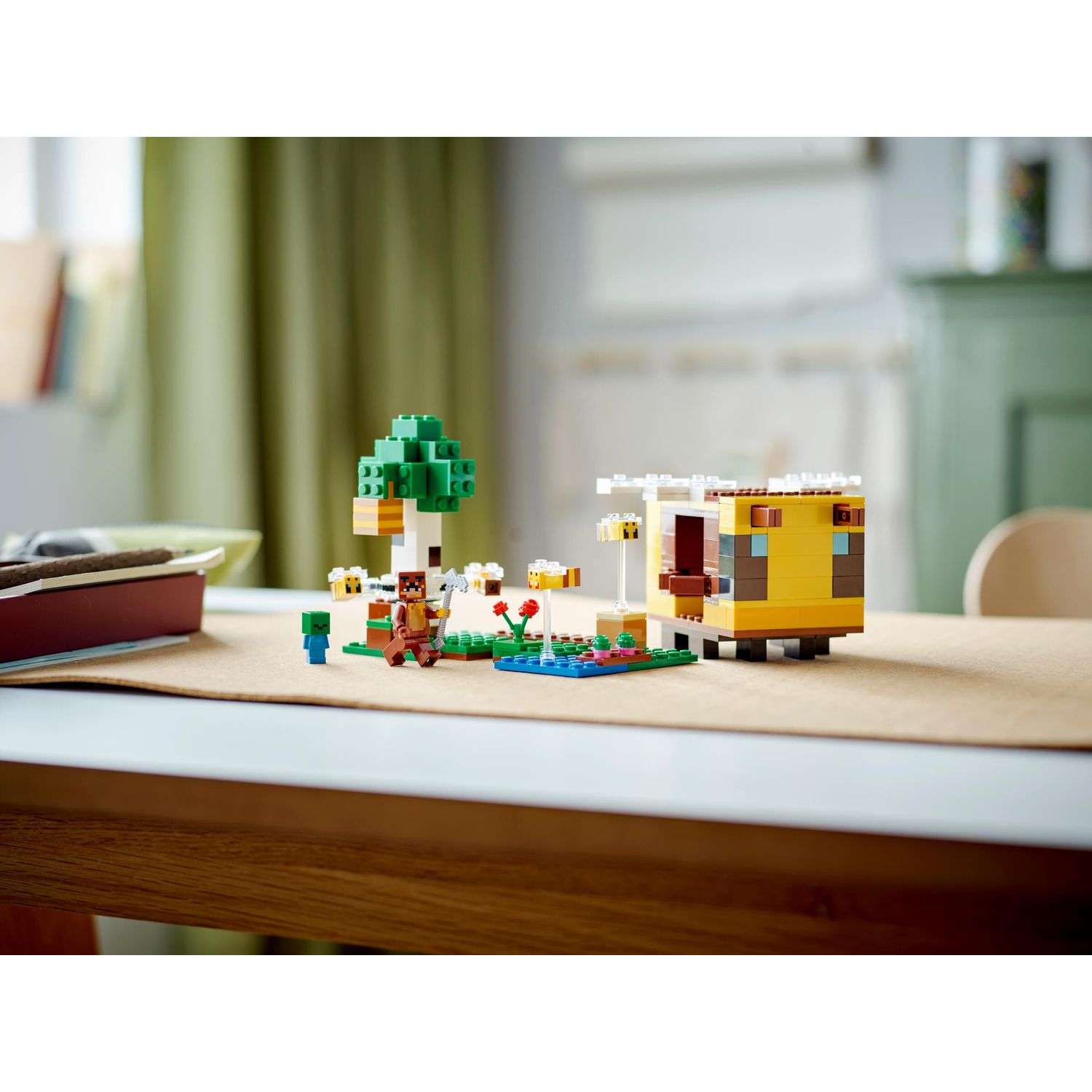 Конструктор LEGO Minecraft Пчелиный коттедж 254 дет. - фото 11