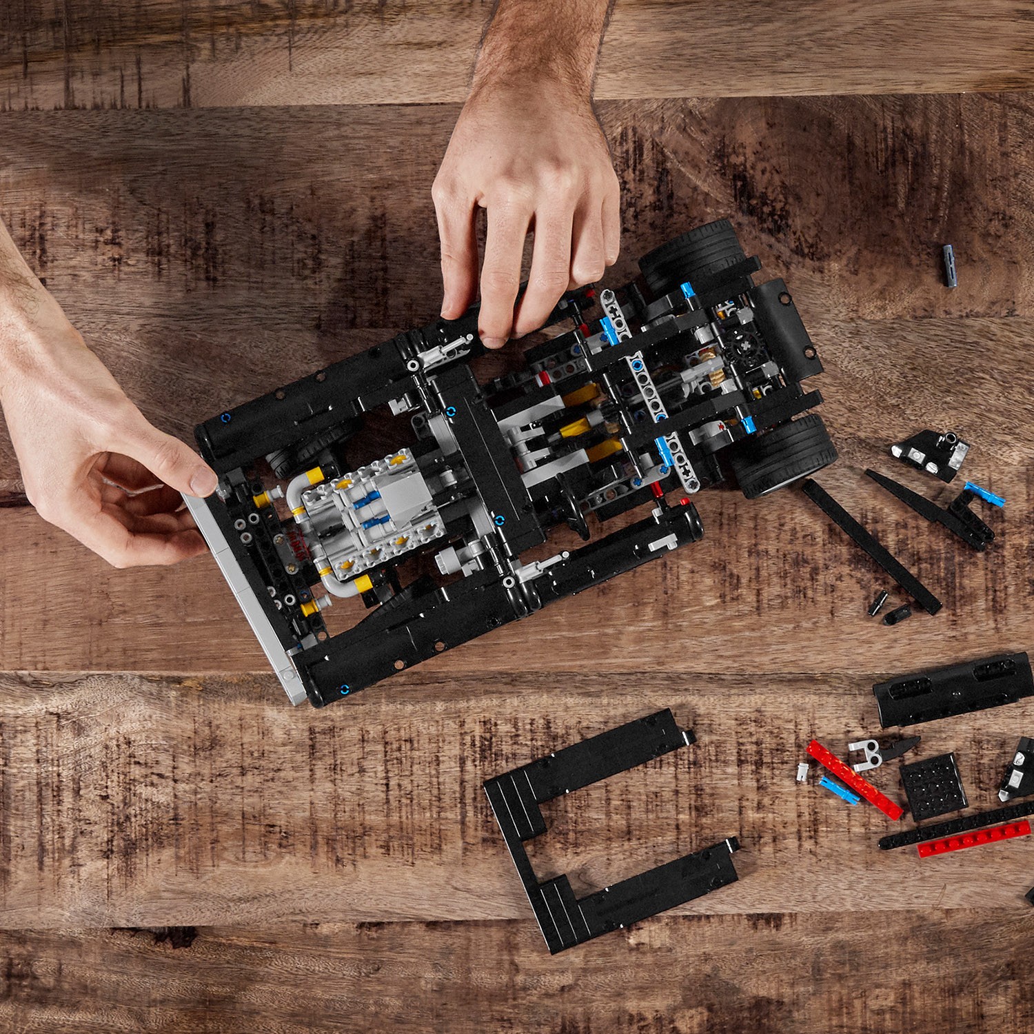 Конструктор LEGO Technic Dodge Charger Доминика Торетто 1077 дет. - фото 13