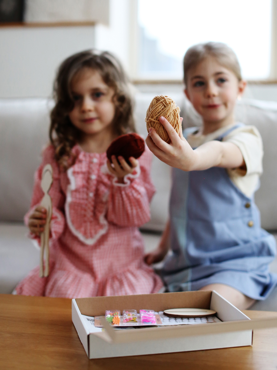 Набор для творчества "Куклы-подружки Бьюти салон" , раскраска игрушек, рисование по дереву, игра в одевание кукол - фото 14