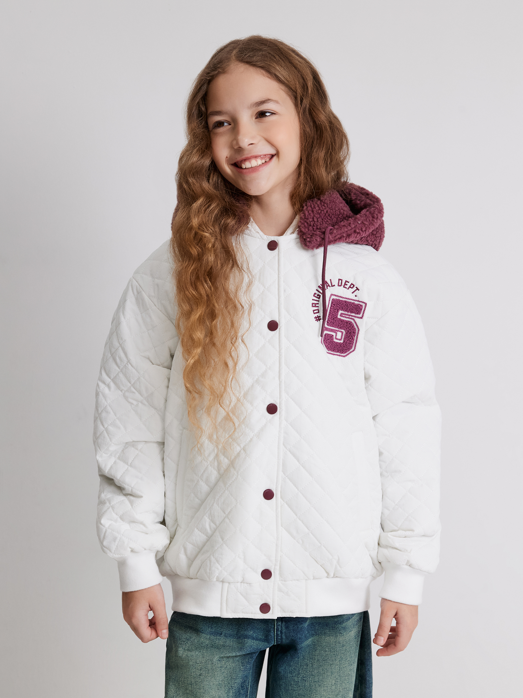Изображение товара Утепленный белый бомбер для девочки 152 с водоотталкивающей пропиткой и съемным меховым капюшоном