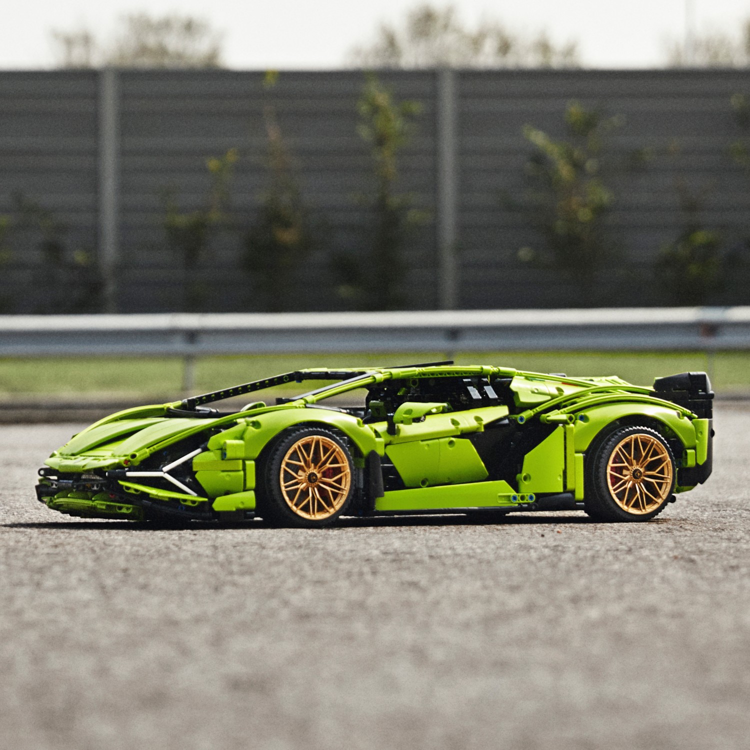 Конструктор LEGO Technic Lamborghini Sian 3696 дет. - фото 9