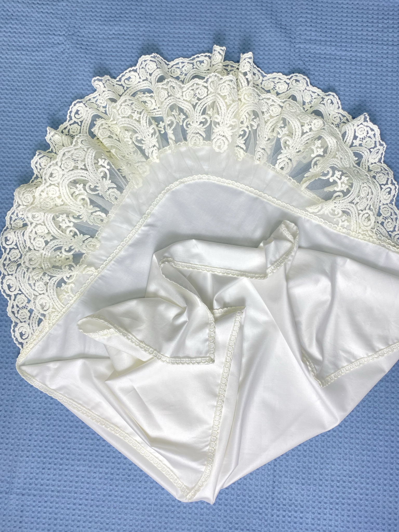 Конверт на выписку Делоникс Пеленка уголок с кружевом бежевый - фото 8