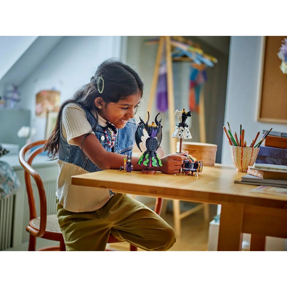 Конструктор LEGO Disney Платья Малефисенты и Круэллы 524 дет. - фото 4