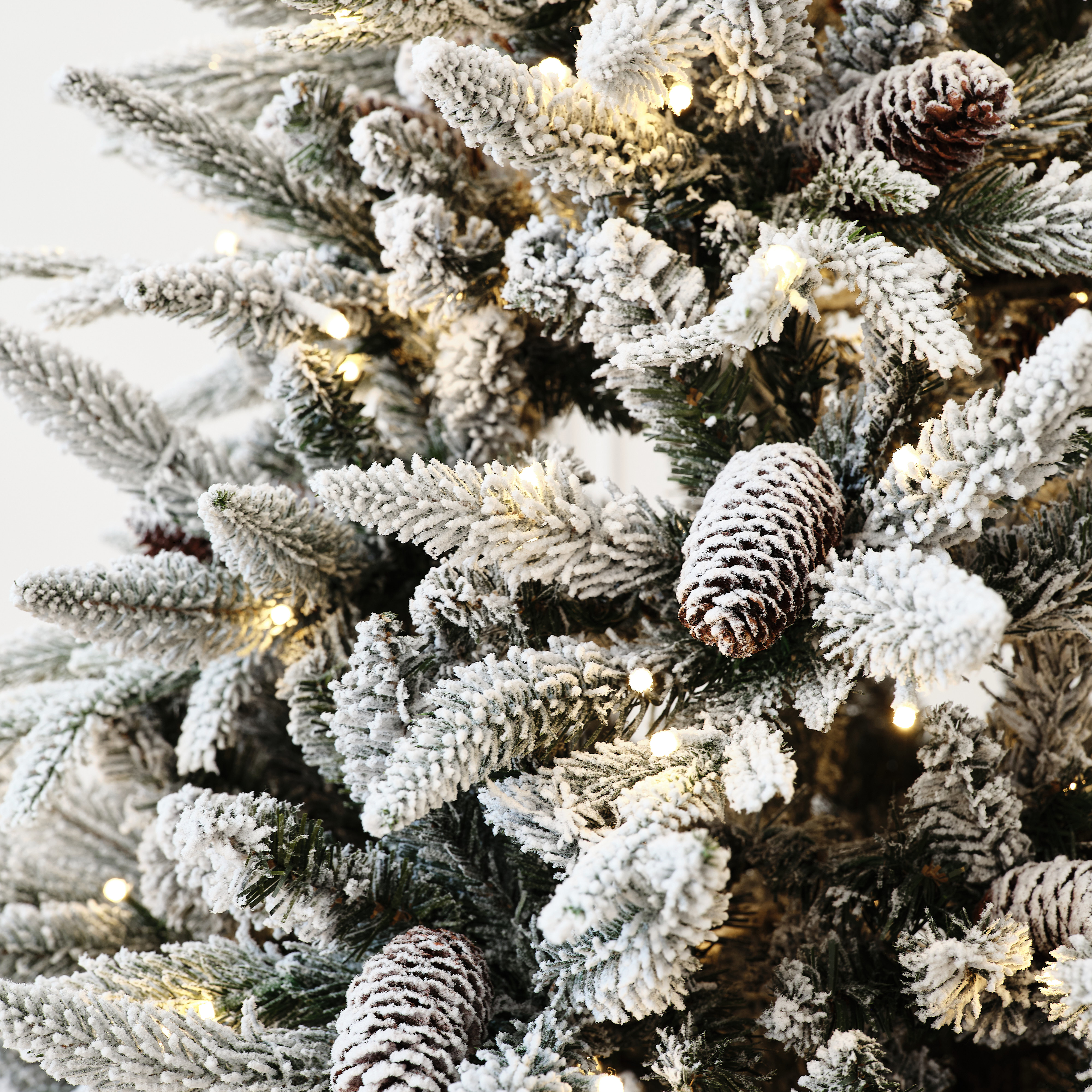 Елка искусственная BINOSHE Ile Grande LED заснеженная с шишкой и подсветкой 240 см - фото 5