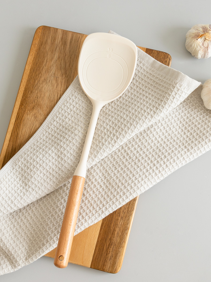 Лопатка кулинарная DeNASTIA Силвуд 33x8.5x4 см силикон бук молочный A000349 - фото 6