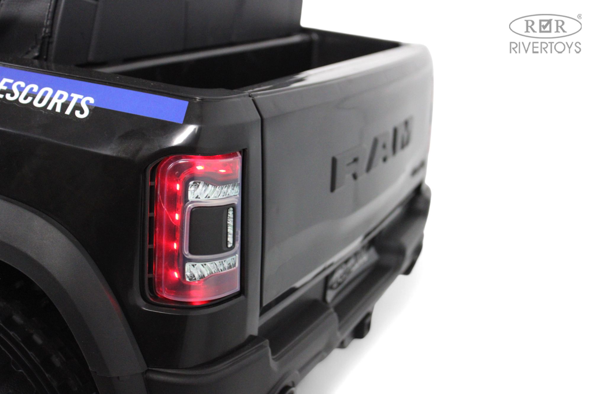 Электромобиль RIVERTOYS O111OO-RAM-BLACK С пультом ДУ - фото 17