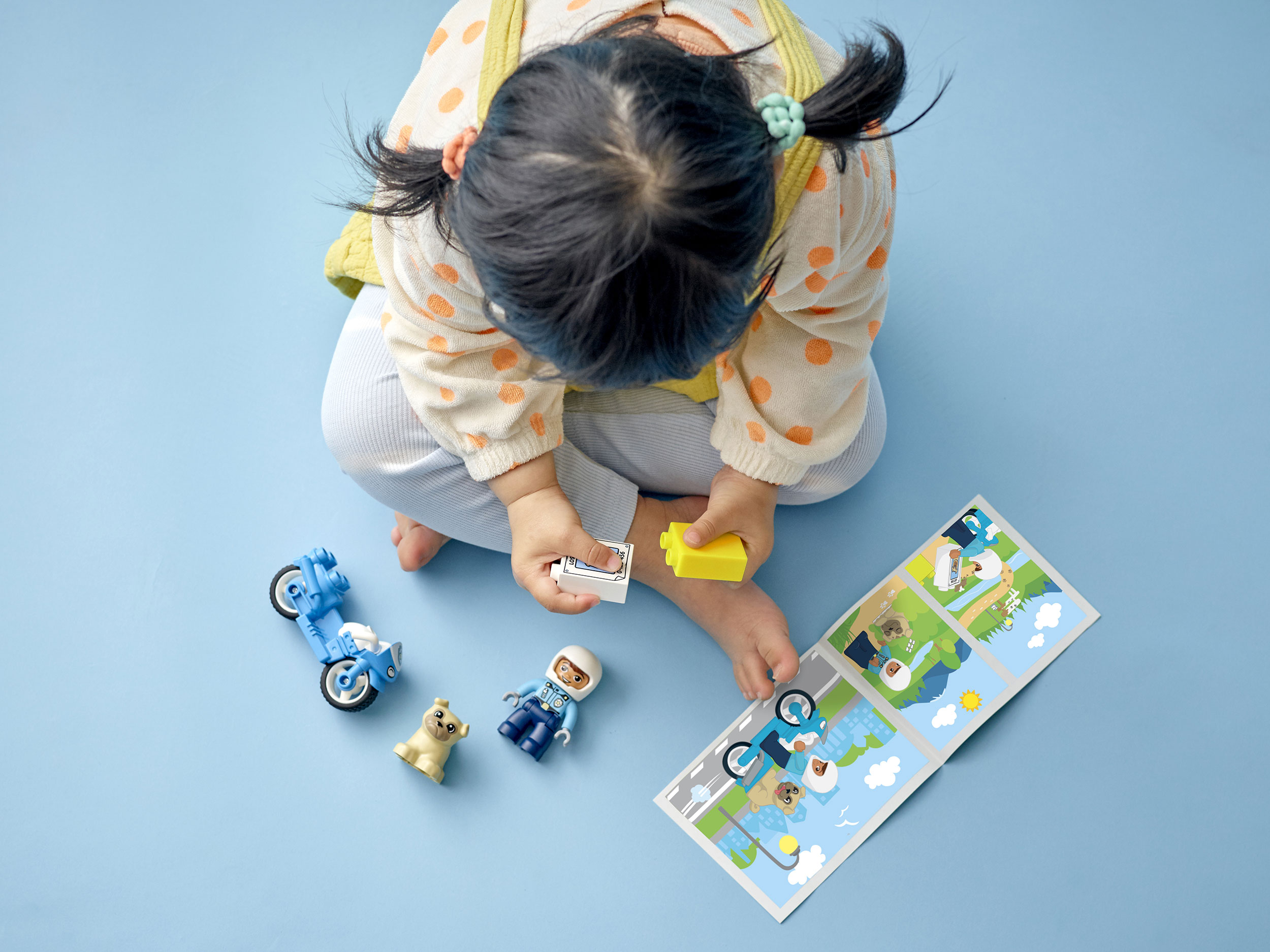 Конструктор LEGO DUPLO Town Полицейский мотоцикл 5 дет. - фото 15