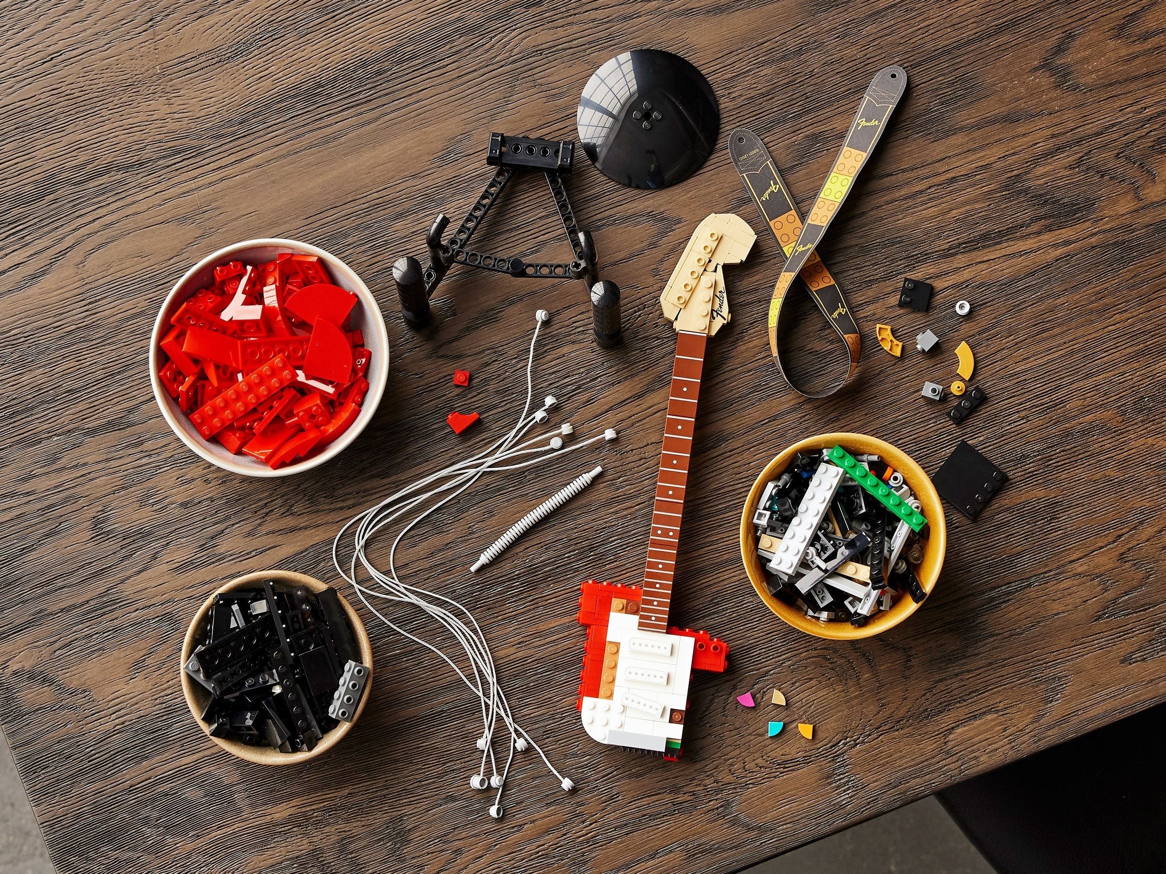 Конструктор LEGO Ideas Гитара Fender Stratocaster 2065 дет. - фото 13