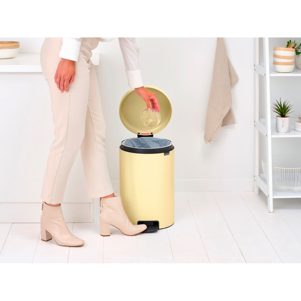 Бак мусорный Brabantia NewIcon с педалью ванильно-желтый 20л 233821 - фото 7