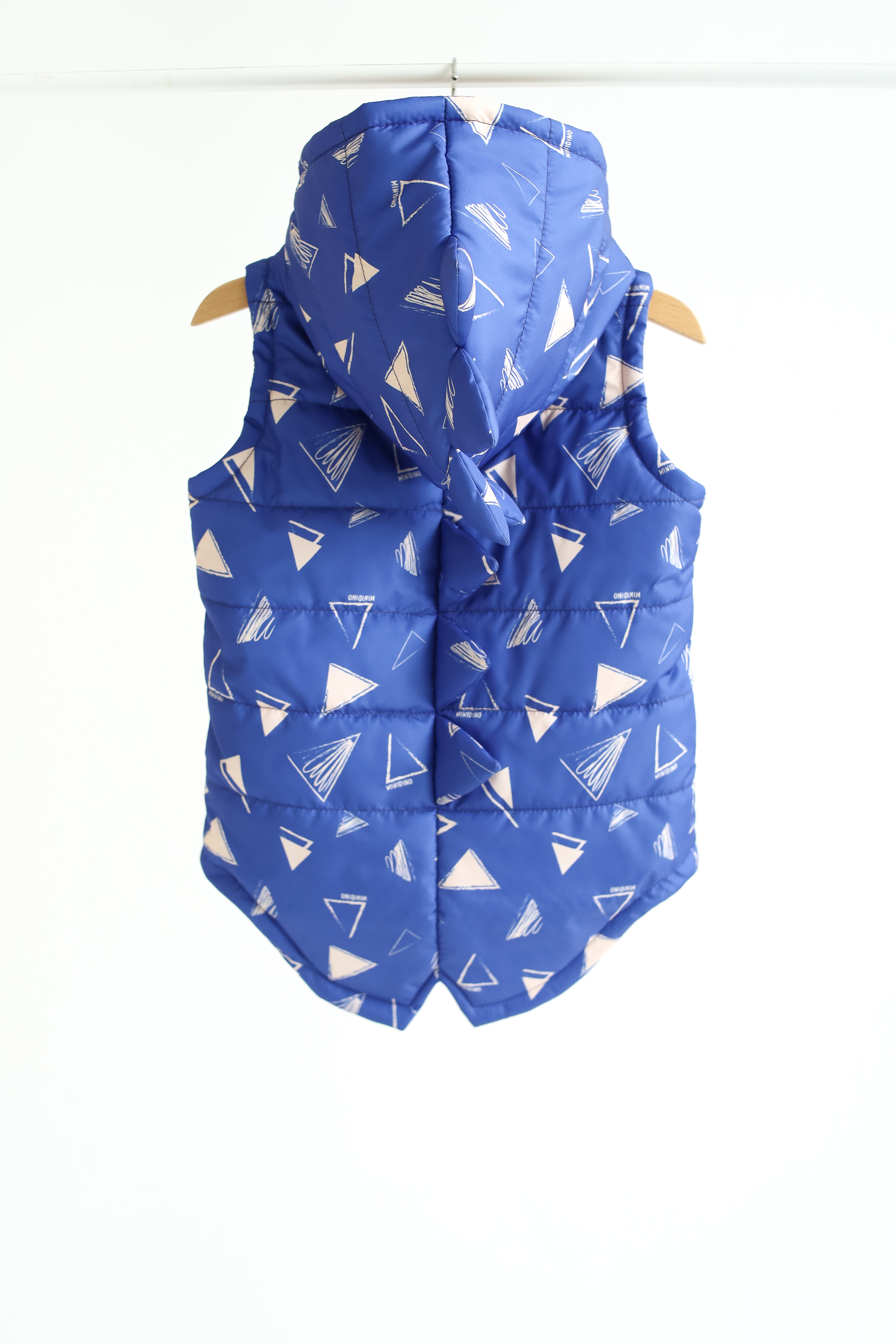 Жилет MINIDINO М010/1/ДЖилет утепленный детский Дино принт треугольник кобальт - фото 7