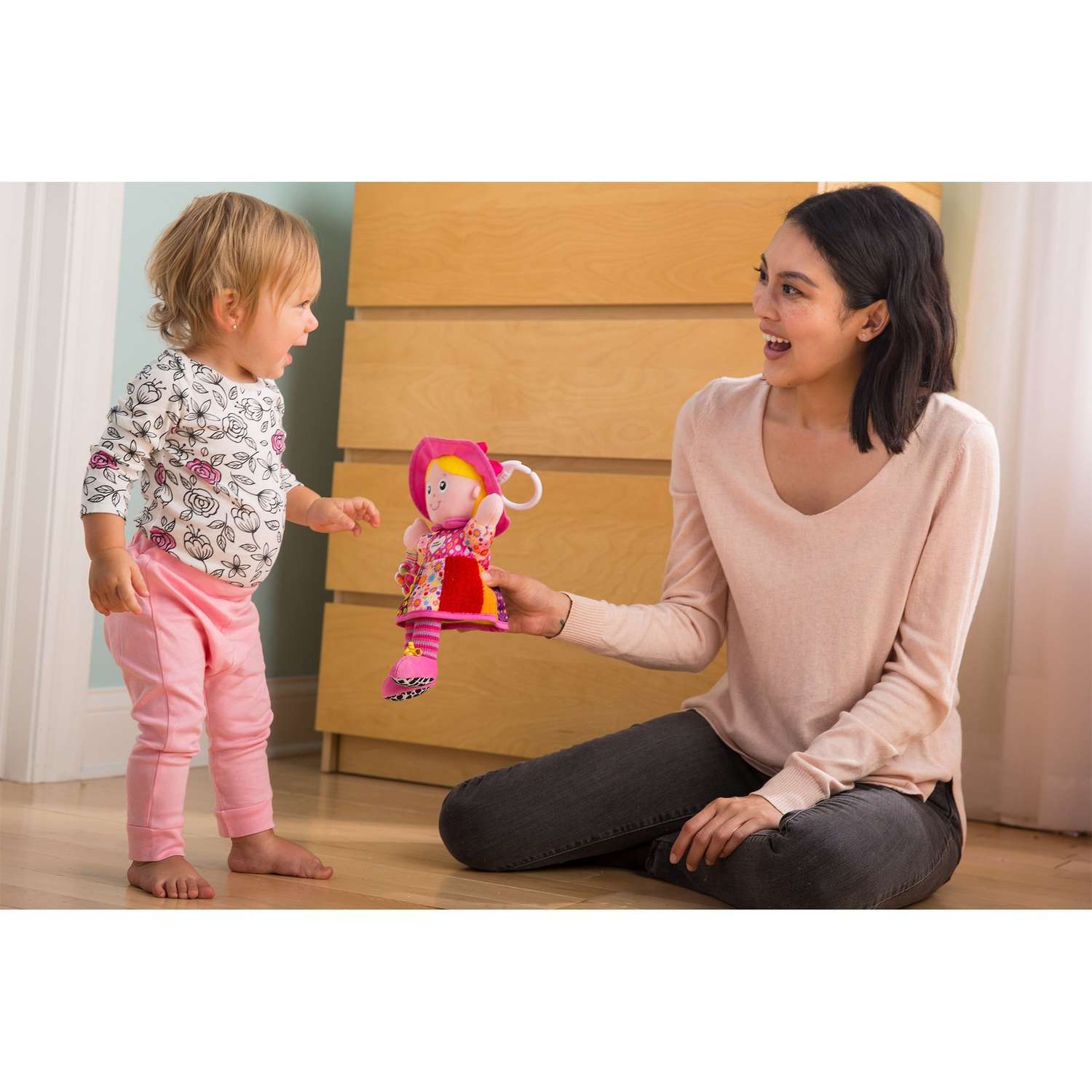 Игрушка Lamaze подвеска Кукла Эмилия - фото 8