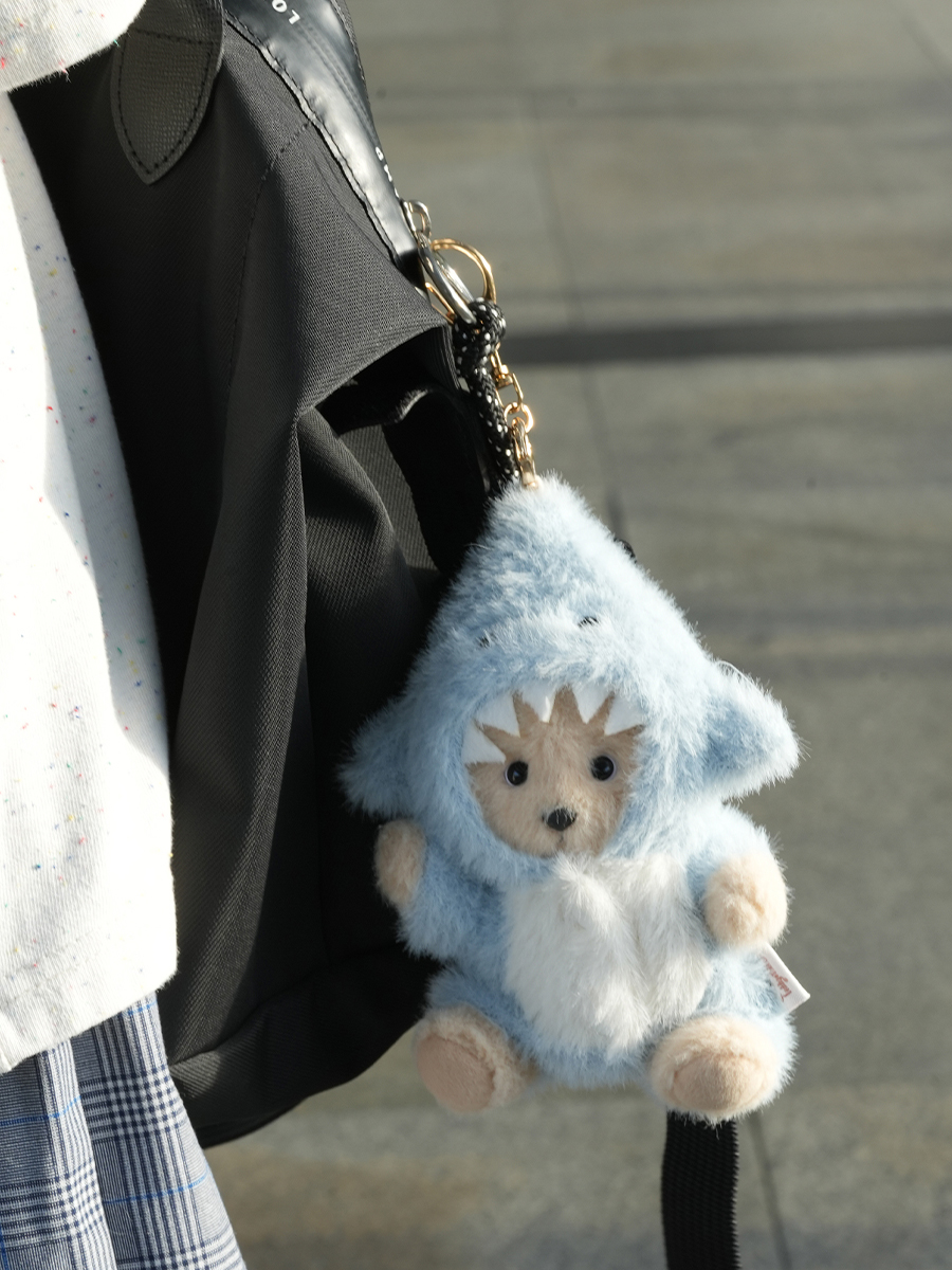 Мягкая игрушка TeddyTales Медведь в костюме Акула брелок - фото 7