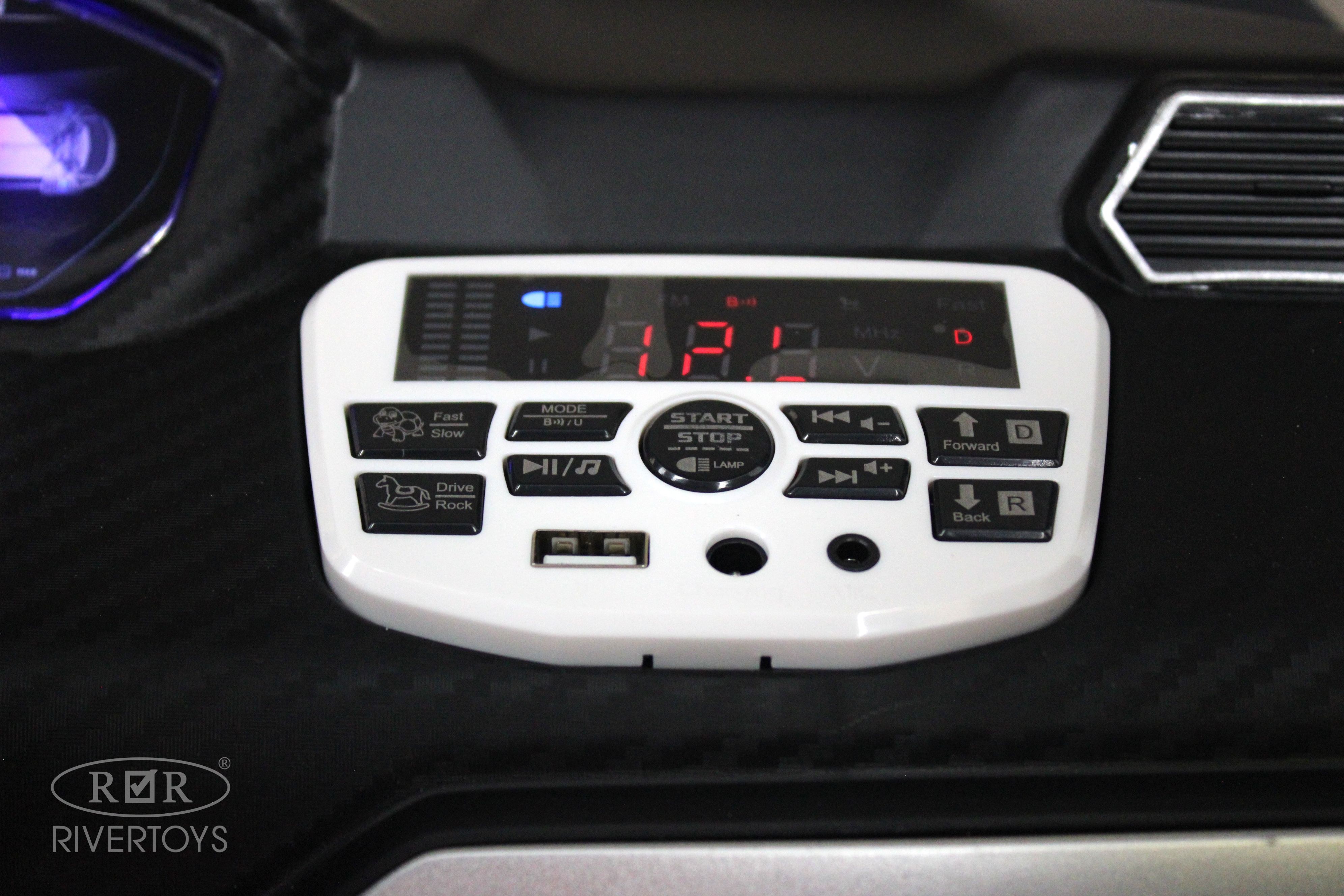 Электромобиль RIVERTOYS E777EE-WHITE С пультом ДУ - фото 9