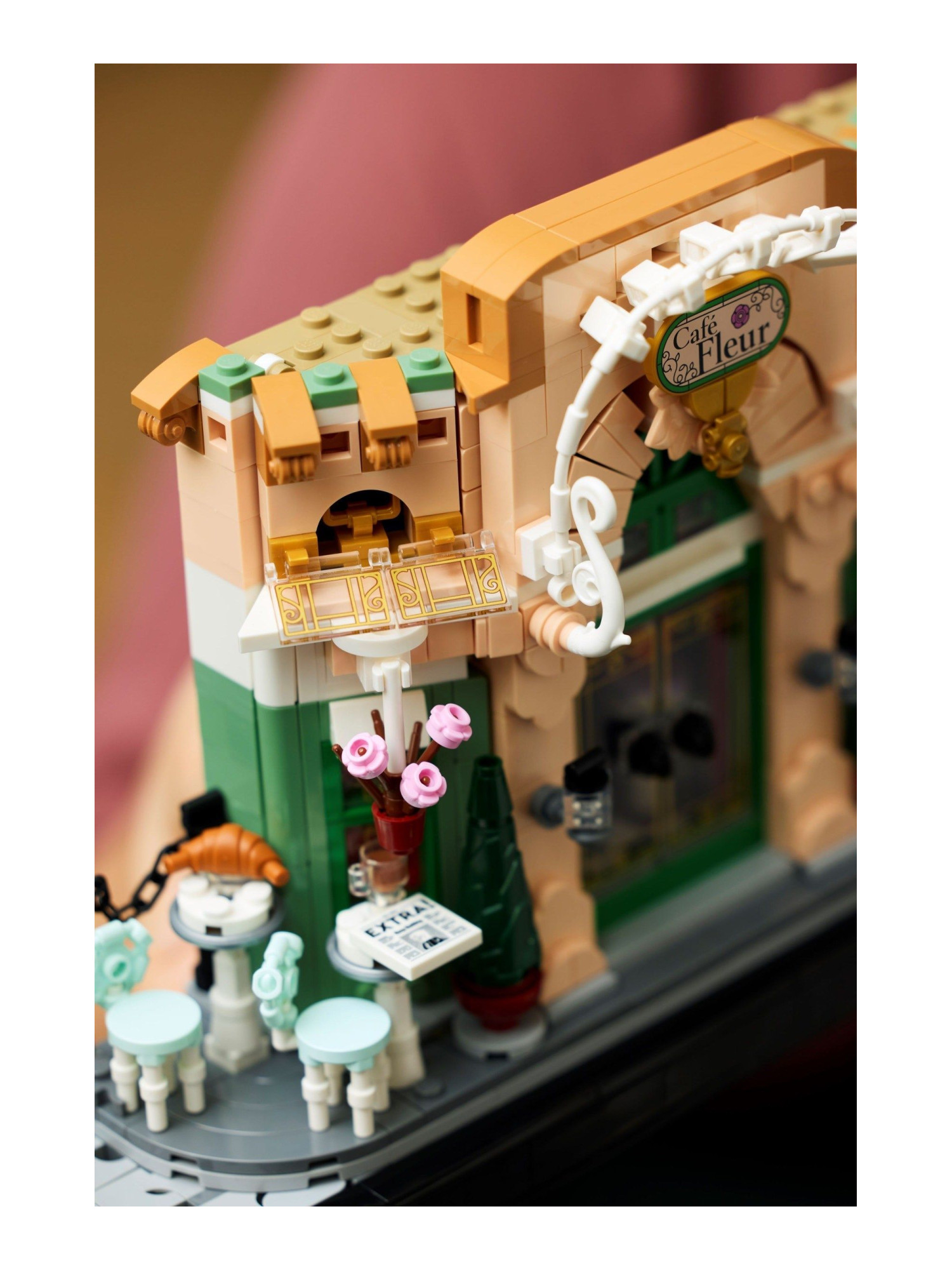 Конструктор LEGO Icons Французское Кафе 1101 дет. - фото 6